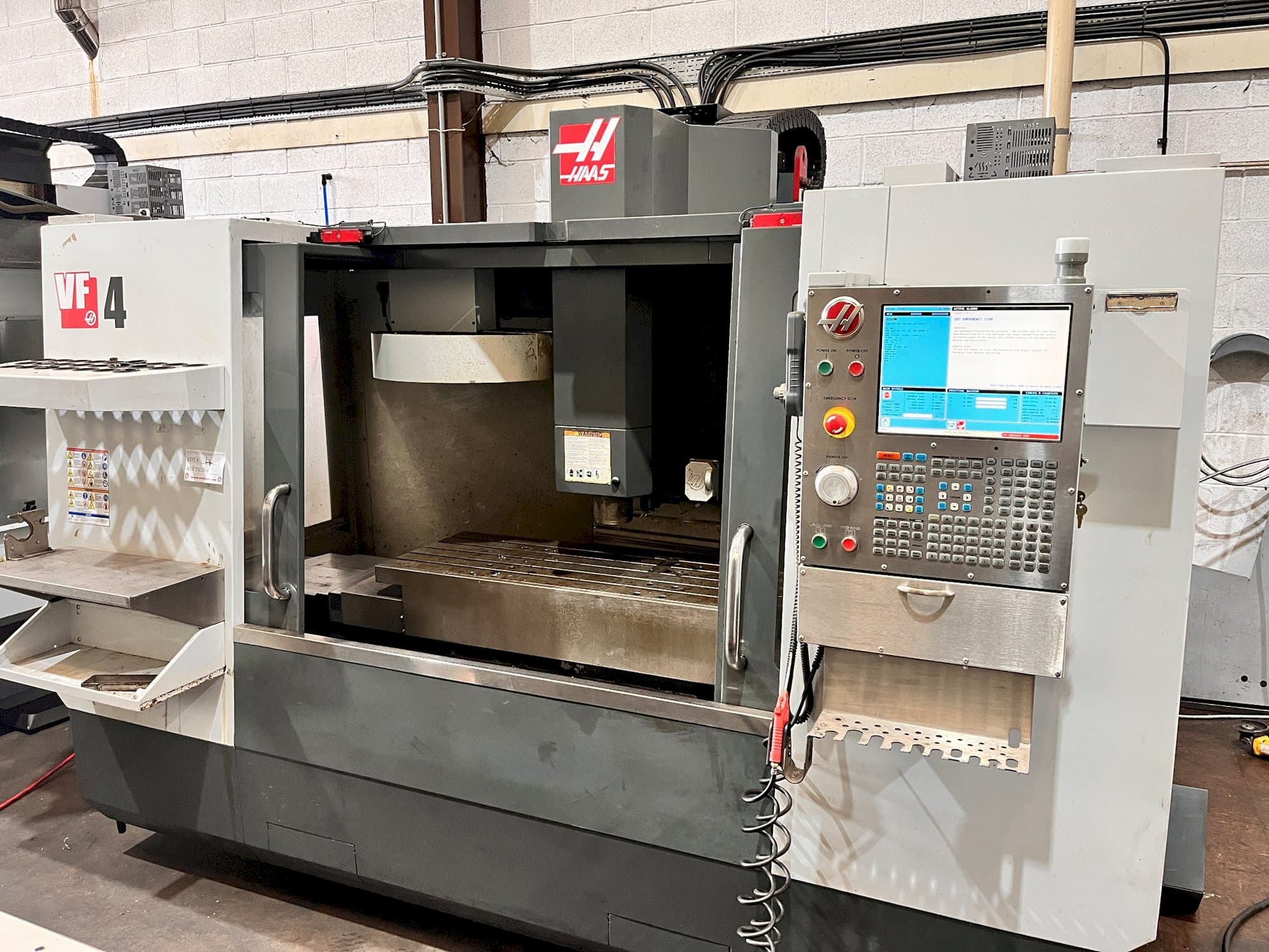 Vista frontal de la máquina HAAS VF-4