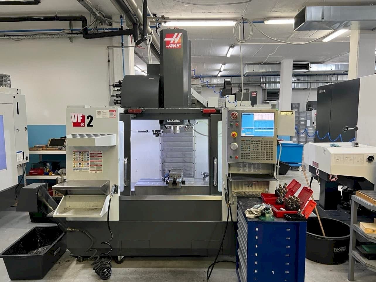 Vista frontal de la máquina HAAS VF-2