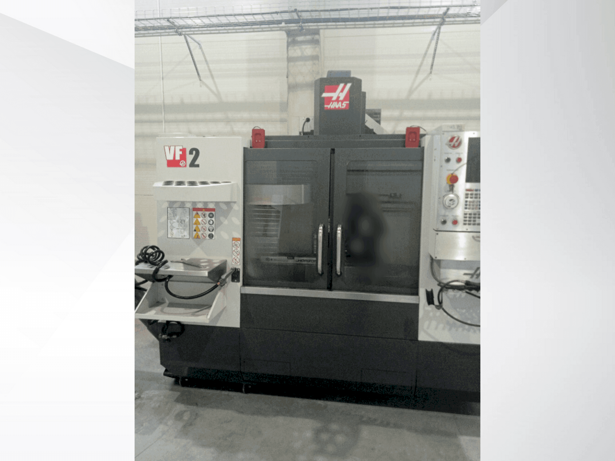 Vista frontal de la máquina HAAS VF-2