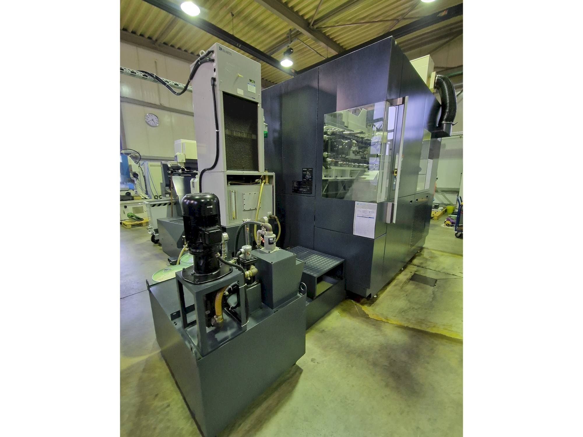 Vista frontal de la máquina Makino F9