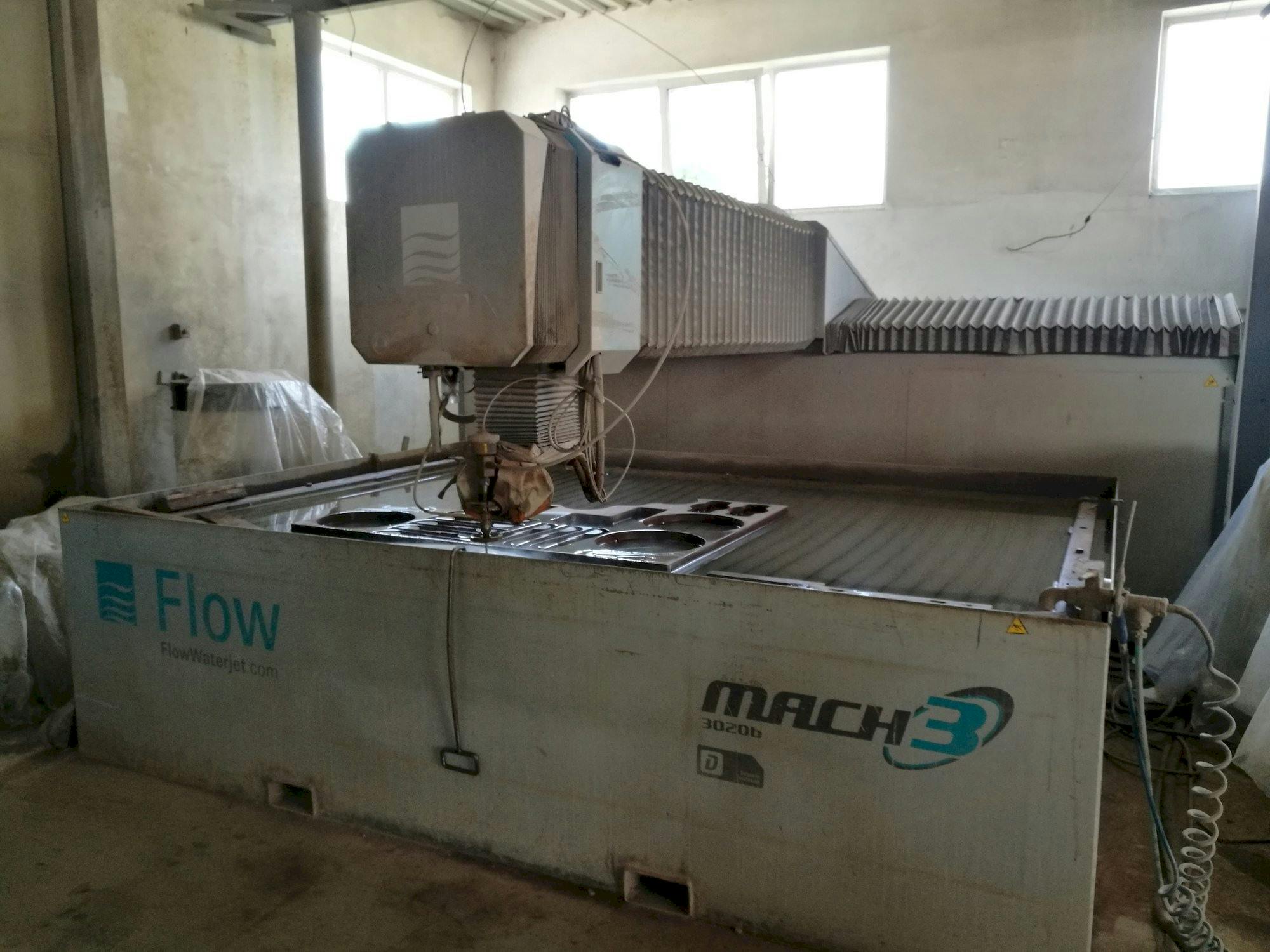 Vista frontal de la máquina Flow Mach3-3020b
