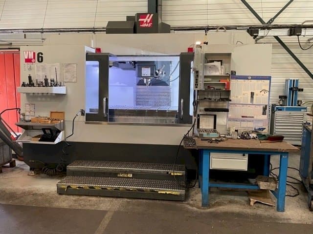 Vista frontal de la máquina HAAS VM-6