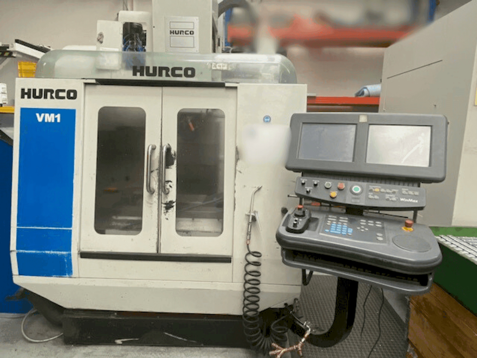 Vista frontal de la máquina Hurco VM1