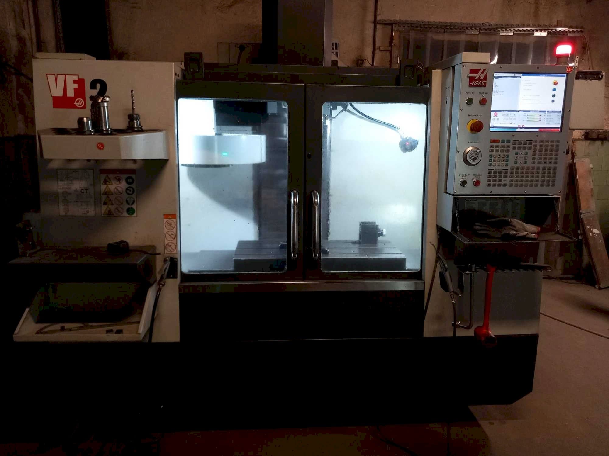 Vista frontal de la máquina HAAS VF2