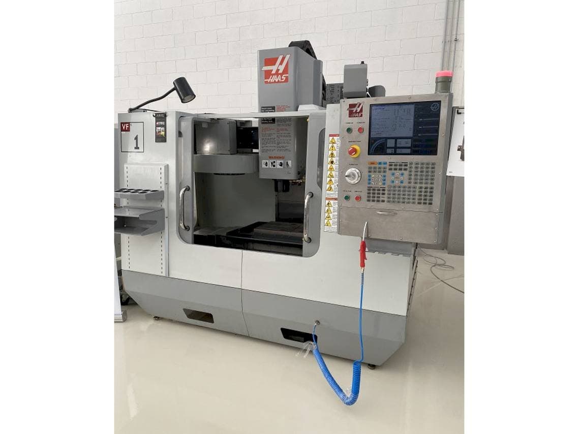 Vista frontal de la máquina HAAS VF-1