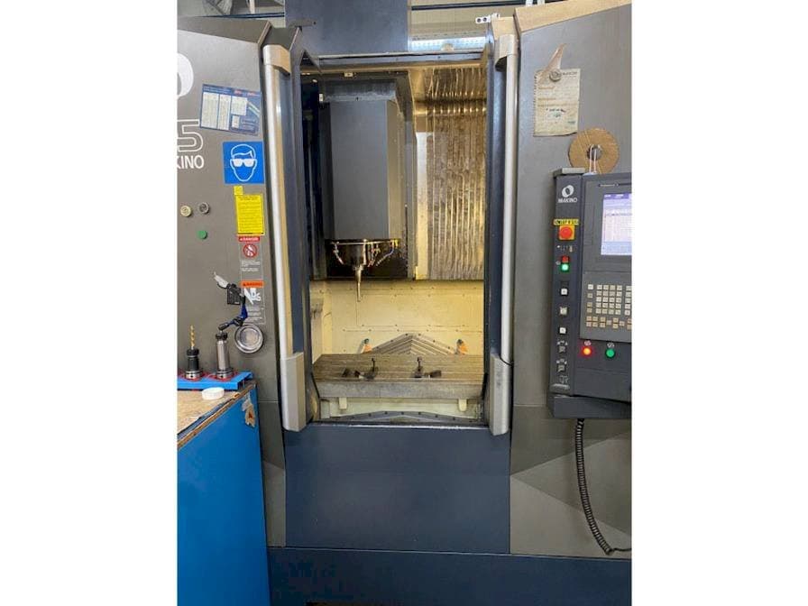Vista frontal de la máquina Makino F5