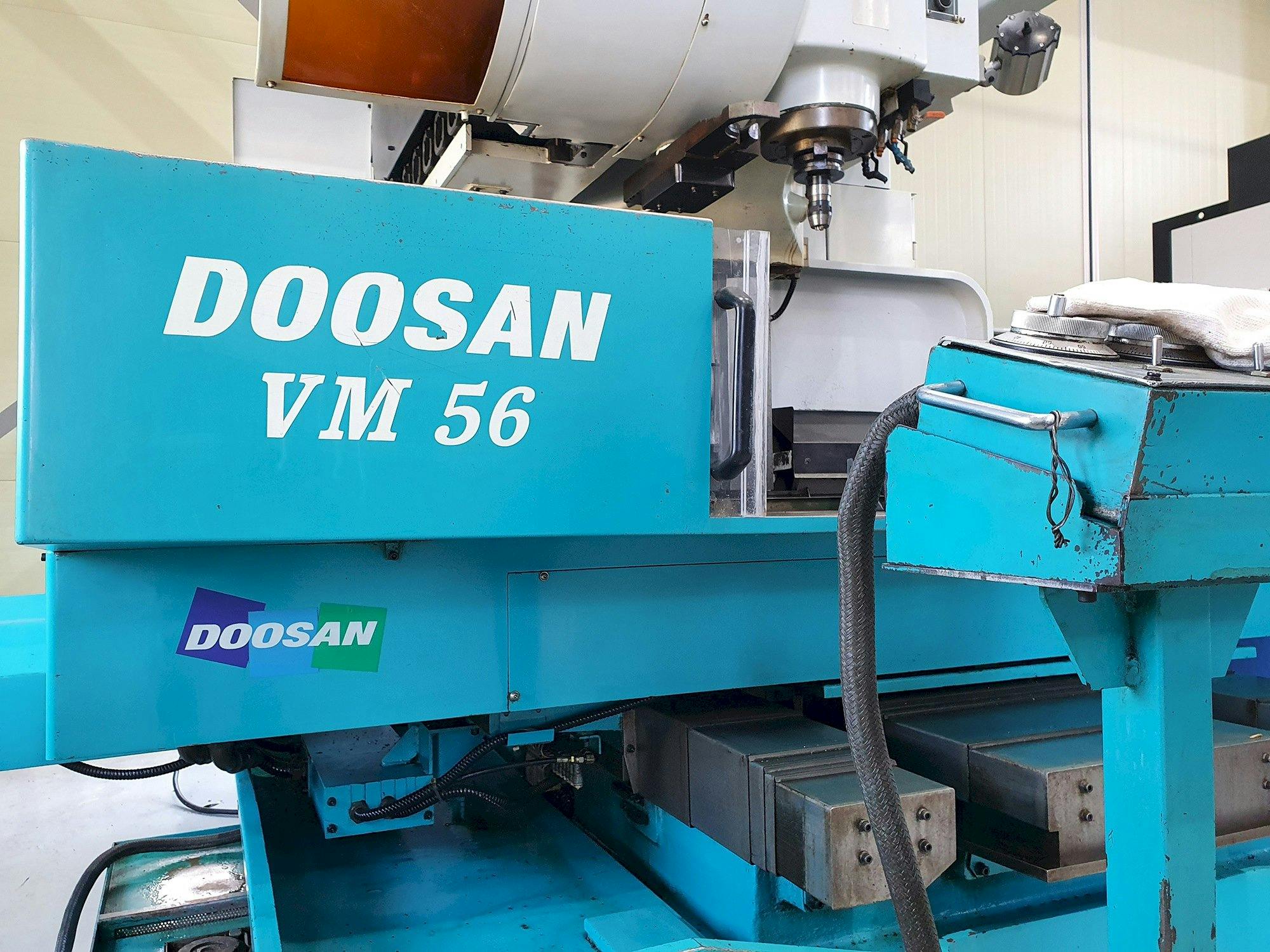 Vista frontal de la máquina Doosan VM56