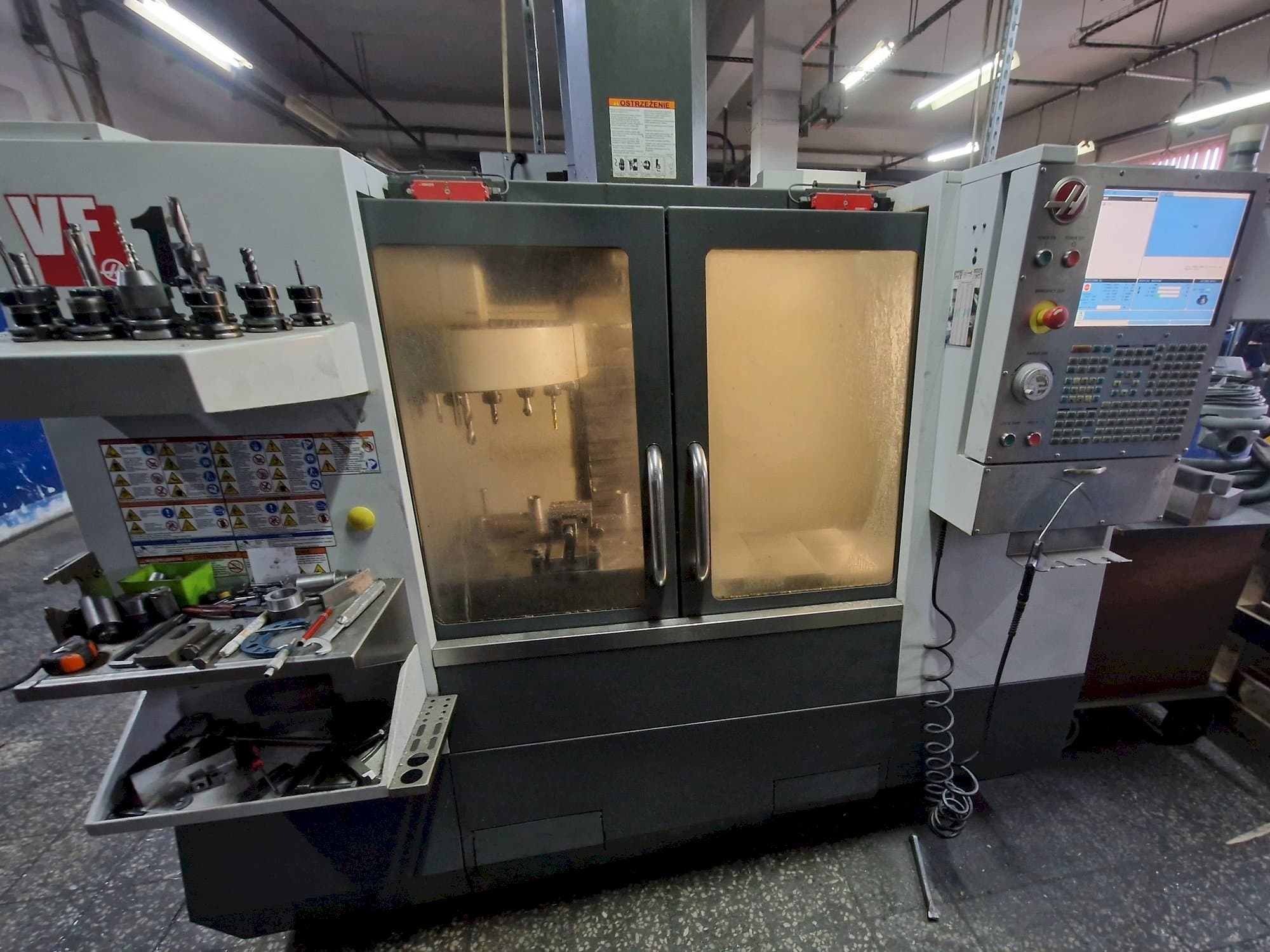 Vista frontal de la máquina HAAS VF-1