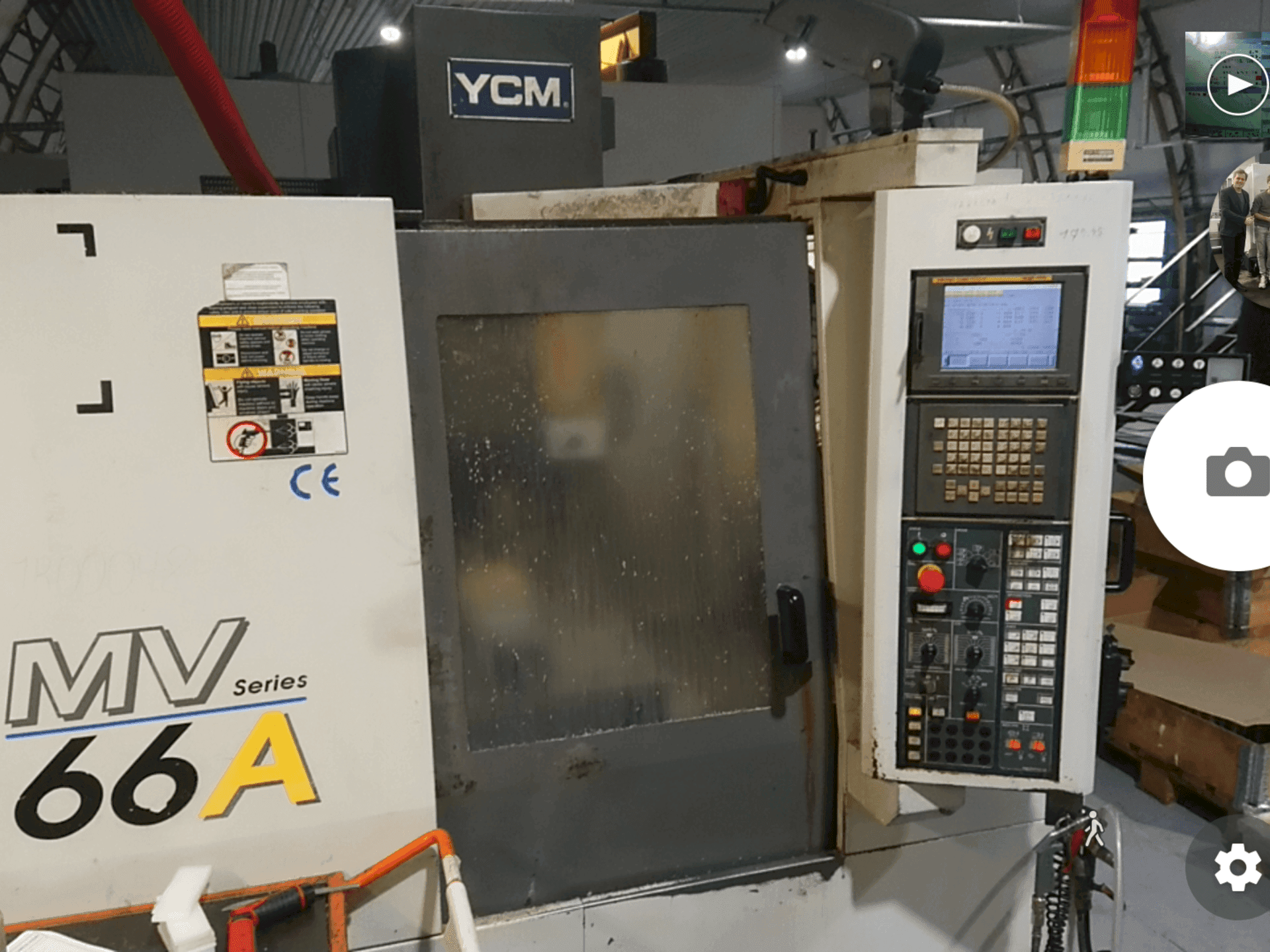 Vista frontal de la máquina YCM MV66A