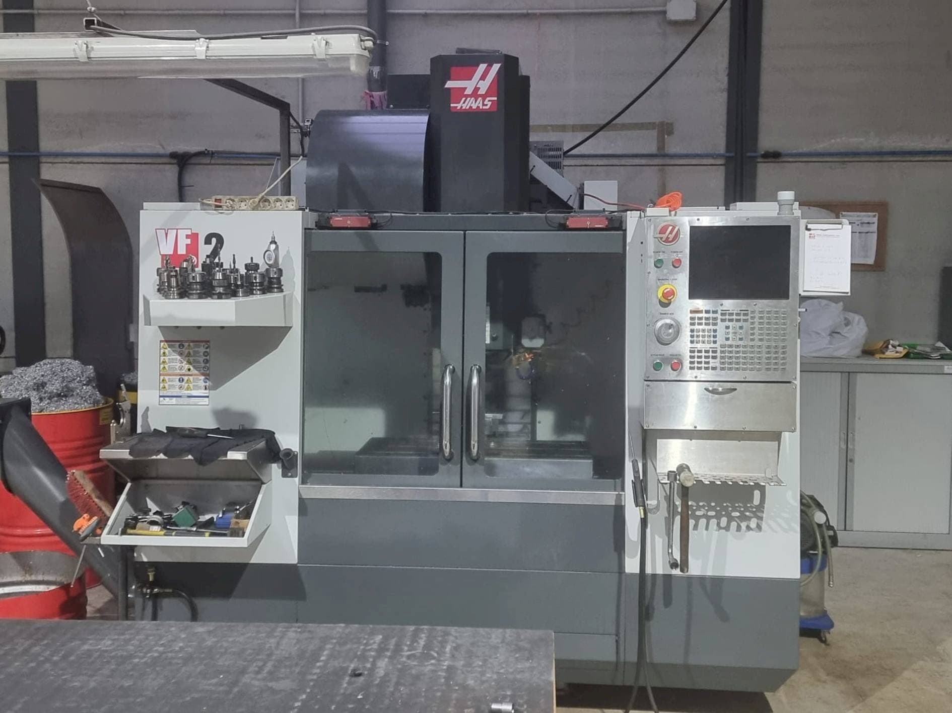 Vista frontal de la máquina HAAS VF-2