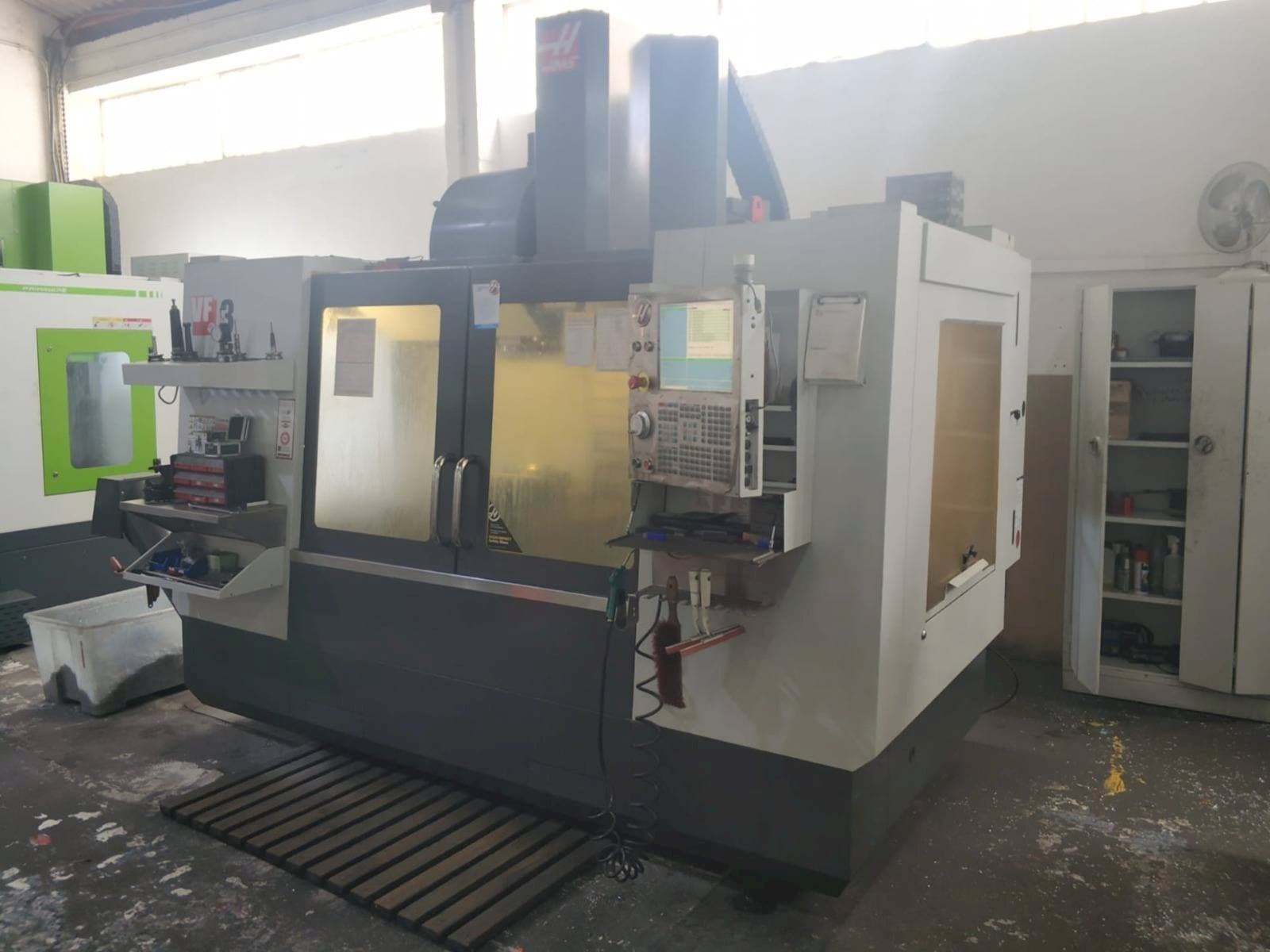 Vista frontal de la máquina HAAS VF-3