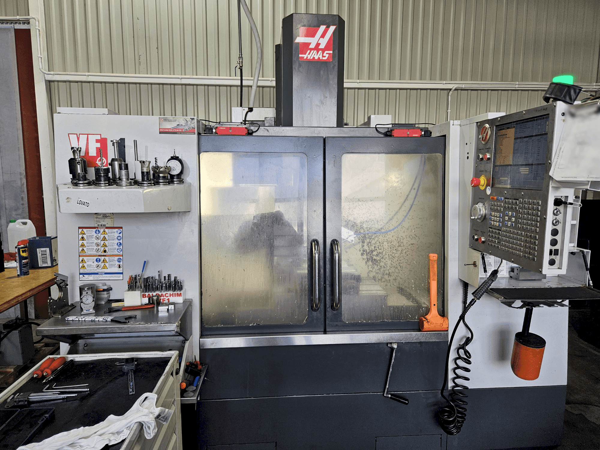 Vista frontal de la máquina HAAS VF-1