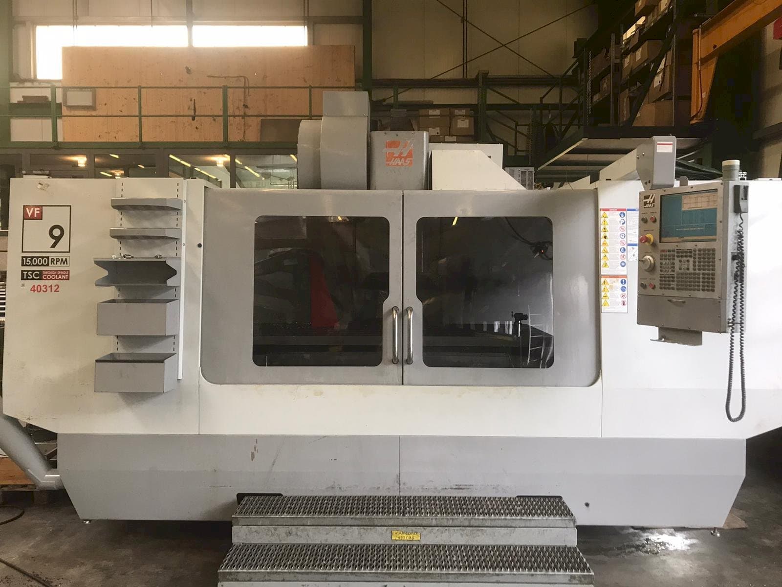 Vista frontal de la máquina HAAS VF-9
