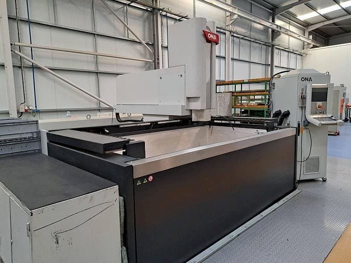 Vista frontal de la máquina ONA QX8 B1 L