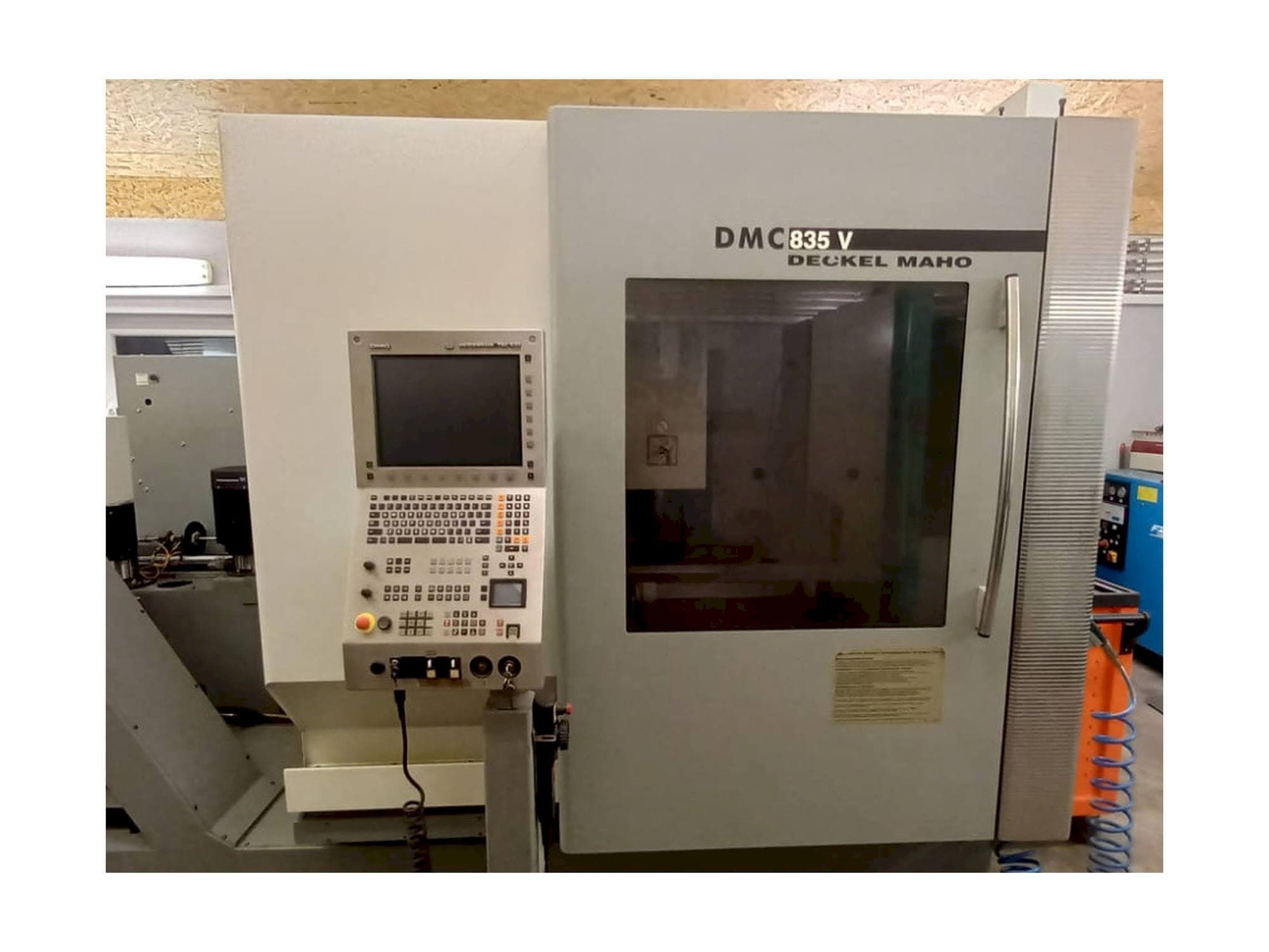 Vista frontal de la máquina DMG Deckel Maho DMC 835 V