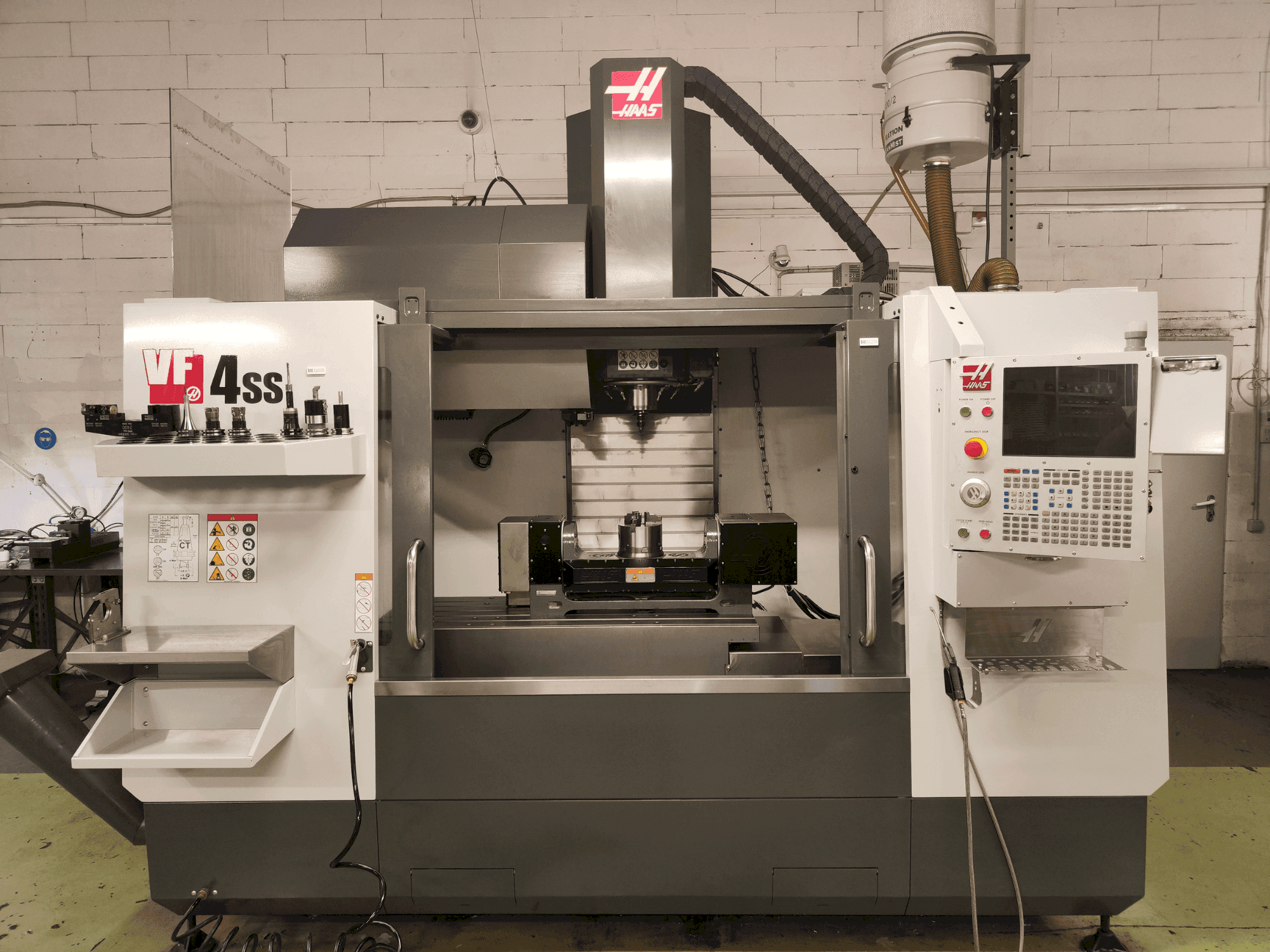 Vista frontal de la máquina HAAS VF-4SS