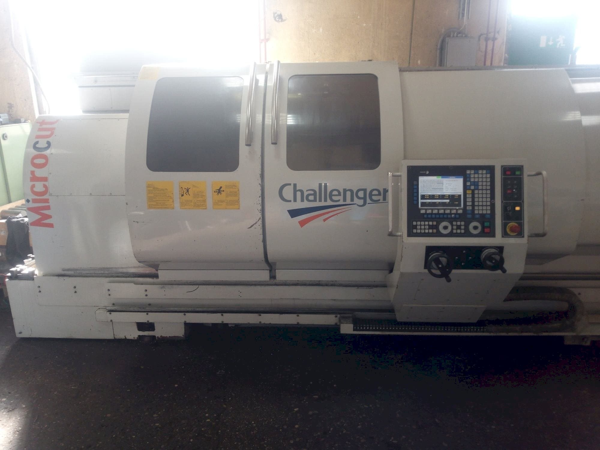 Vista frontal de la máquina MICROCUT BNC 2280