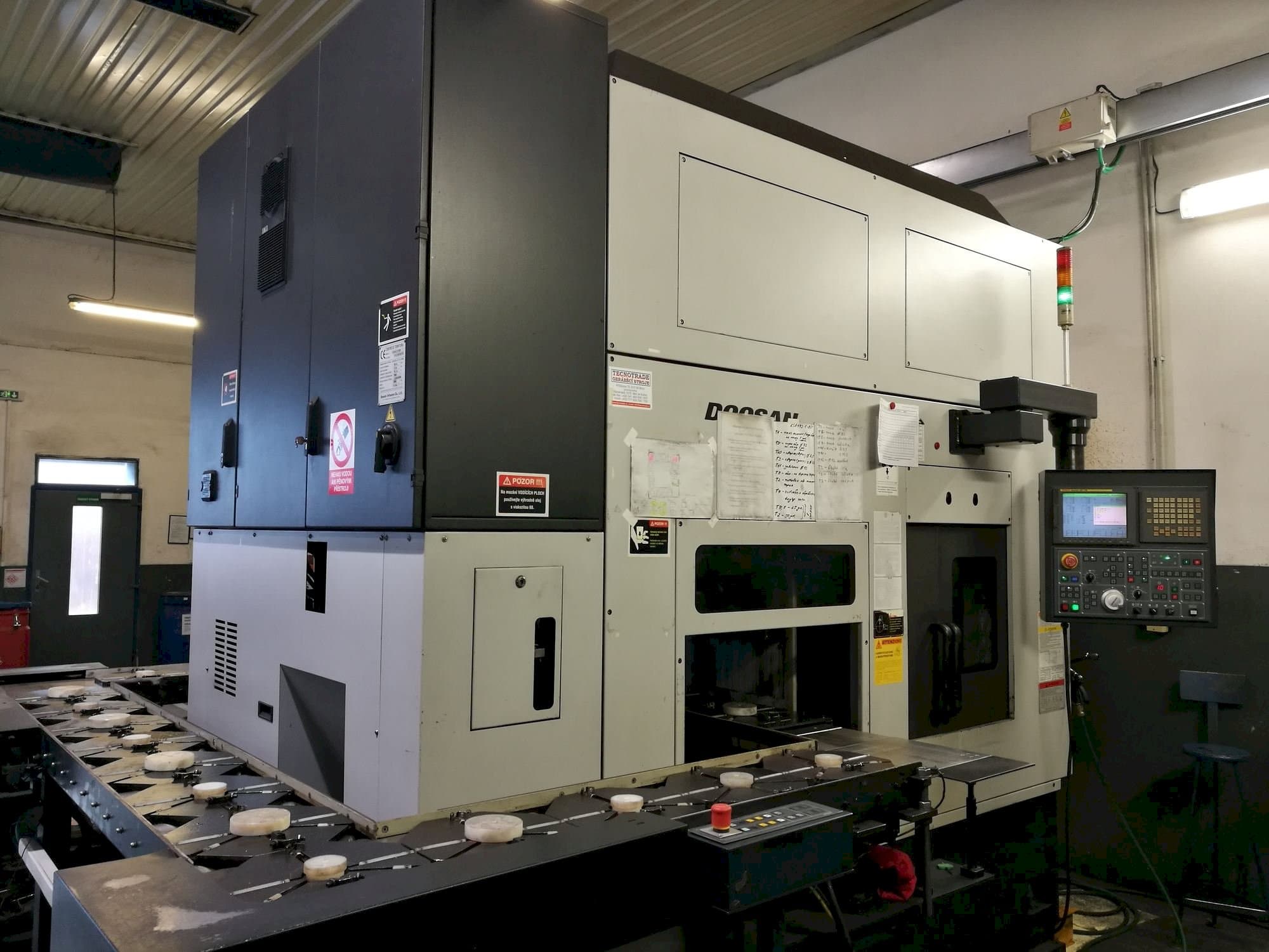 Vista frontal de la máquina Doosan Puma Inverturn 3000M