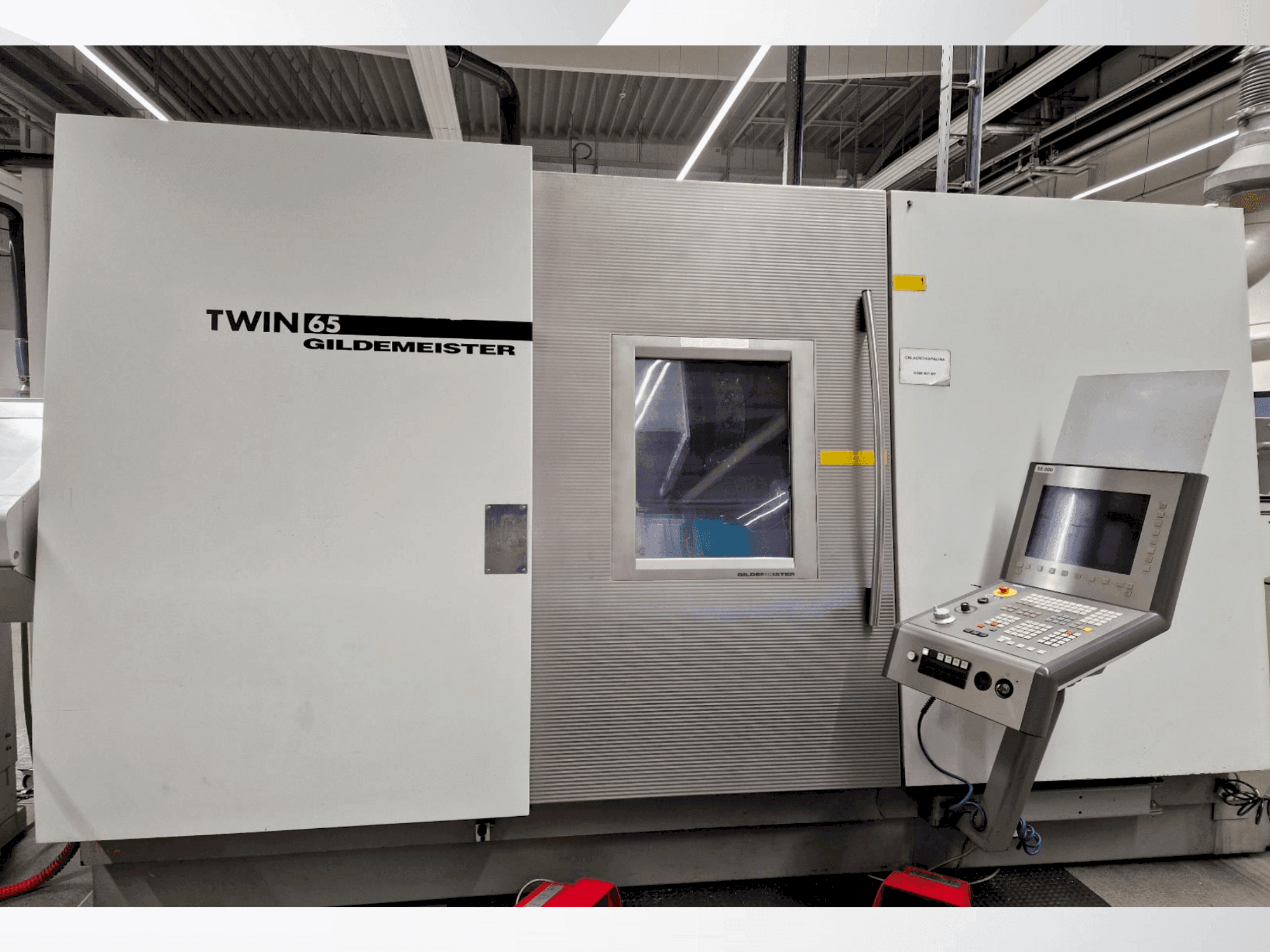 Vista frontal de la máquina Gildemeister TWIN 65 (2004)