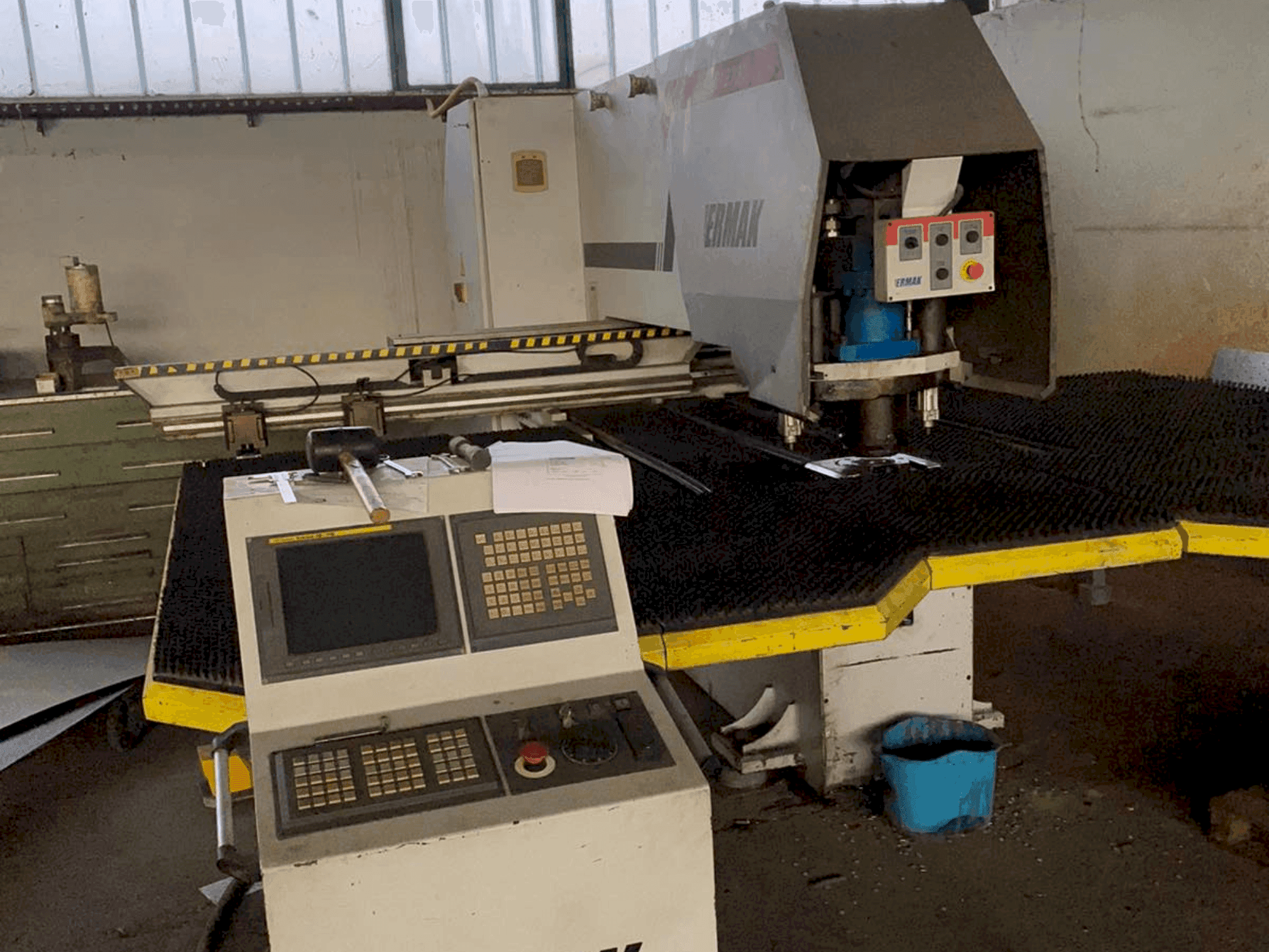 Vista frontal de la máquina ERMAK EPP 1270 x 30