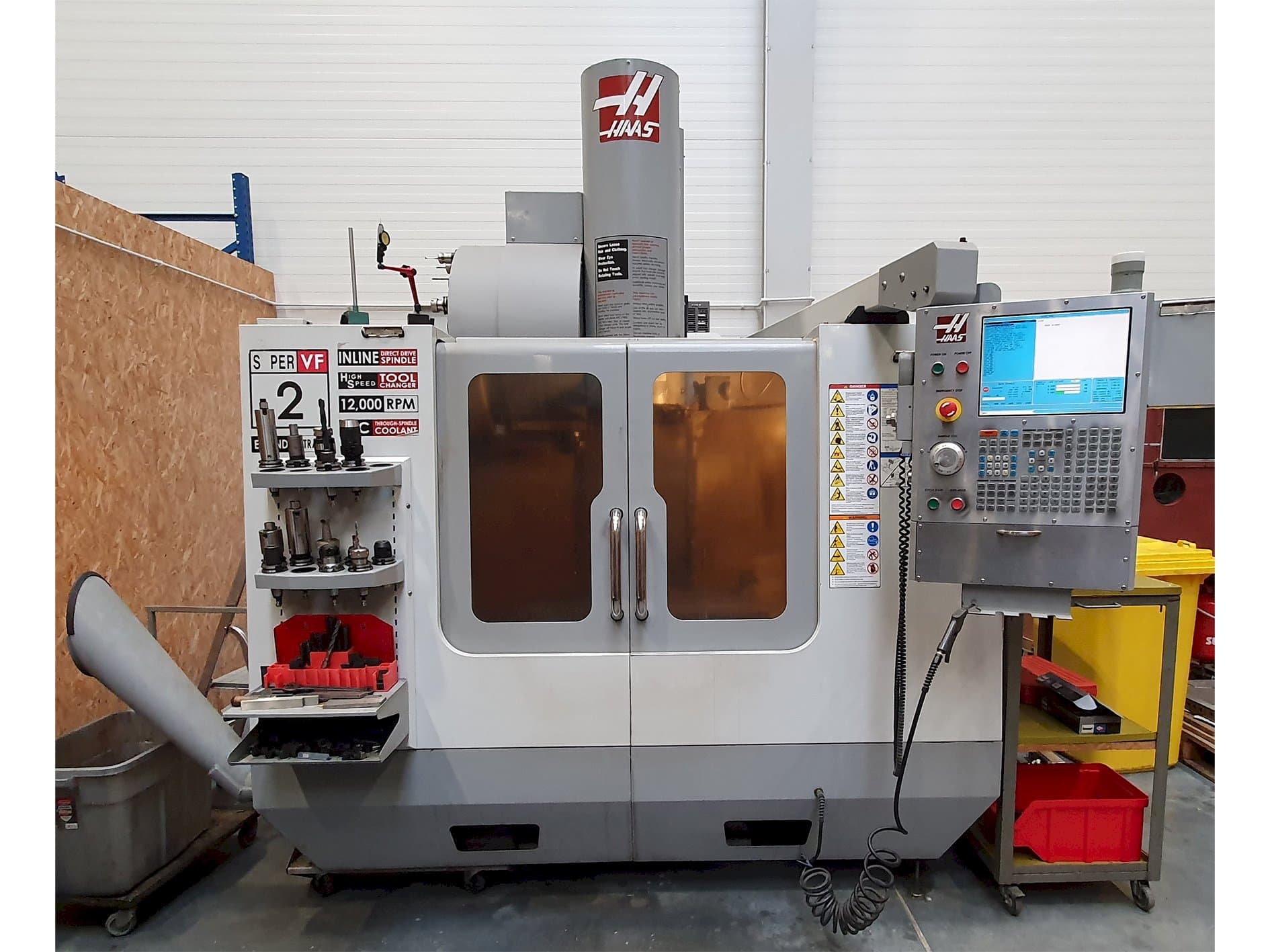 Vista frontal de la máquina HAAS VF2-SSYTHE