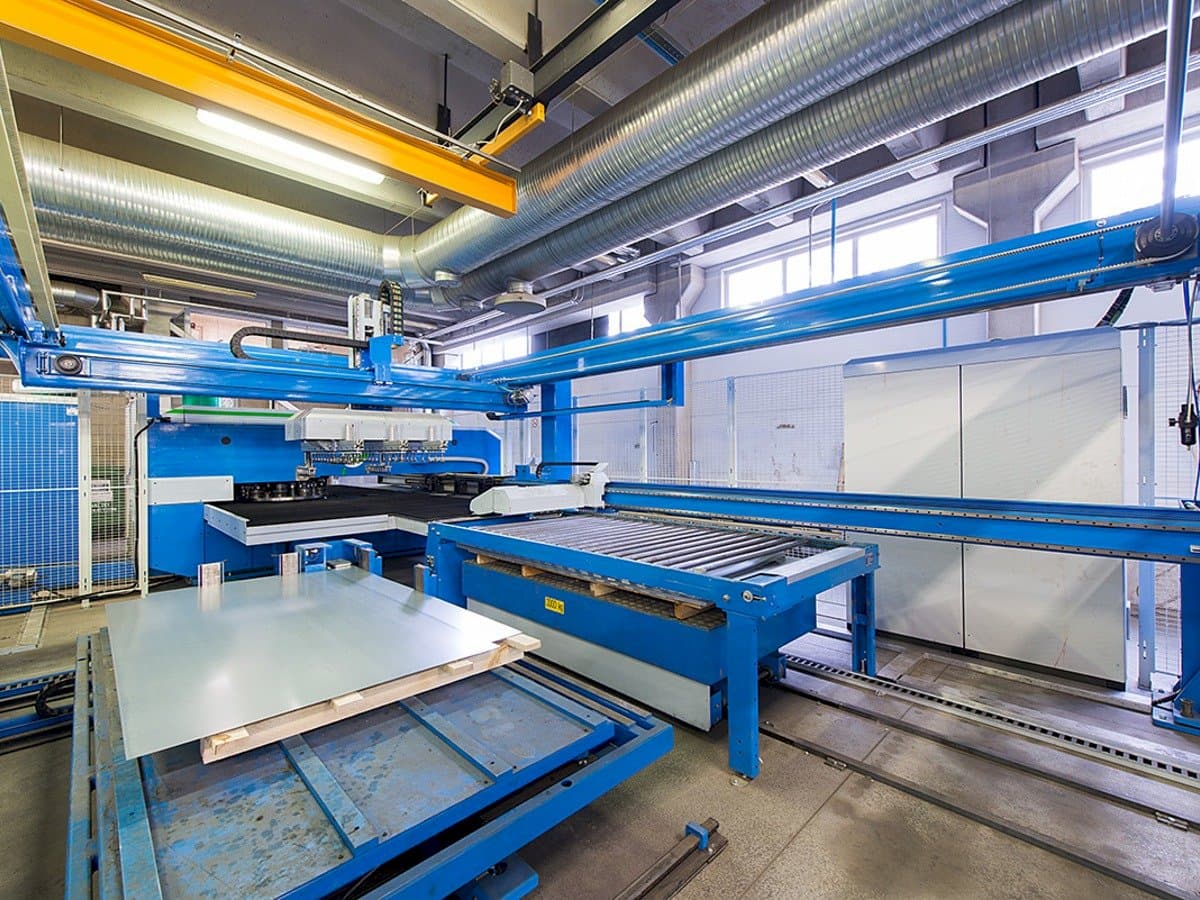 Vista lateral izquierda de la máquina Finn-Power E 5 Lui