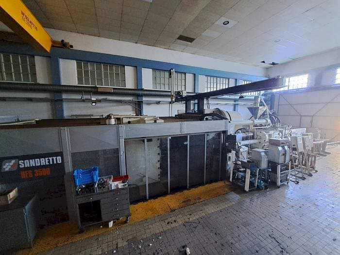 Vista frontal de la máquina SANDRETTO HES 3500