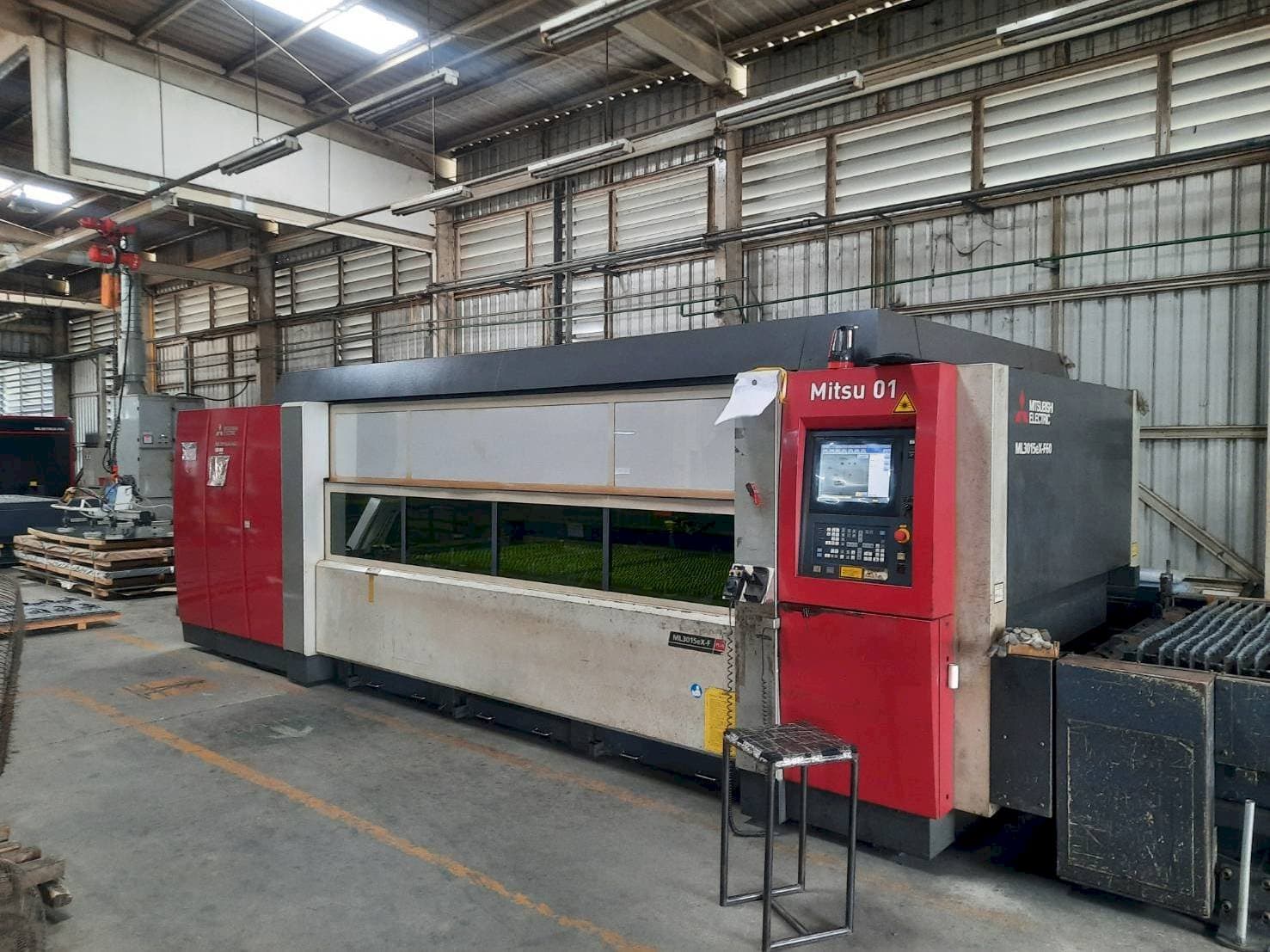 Vista frontal de la máquina Mitsubishi ML3015eX F60