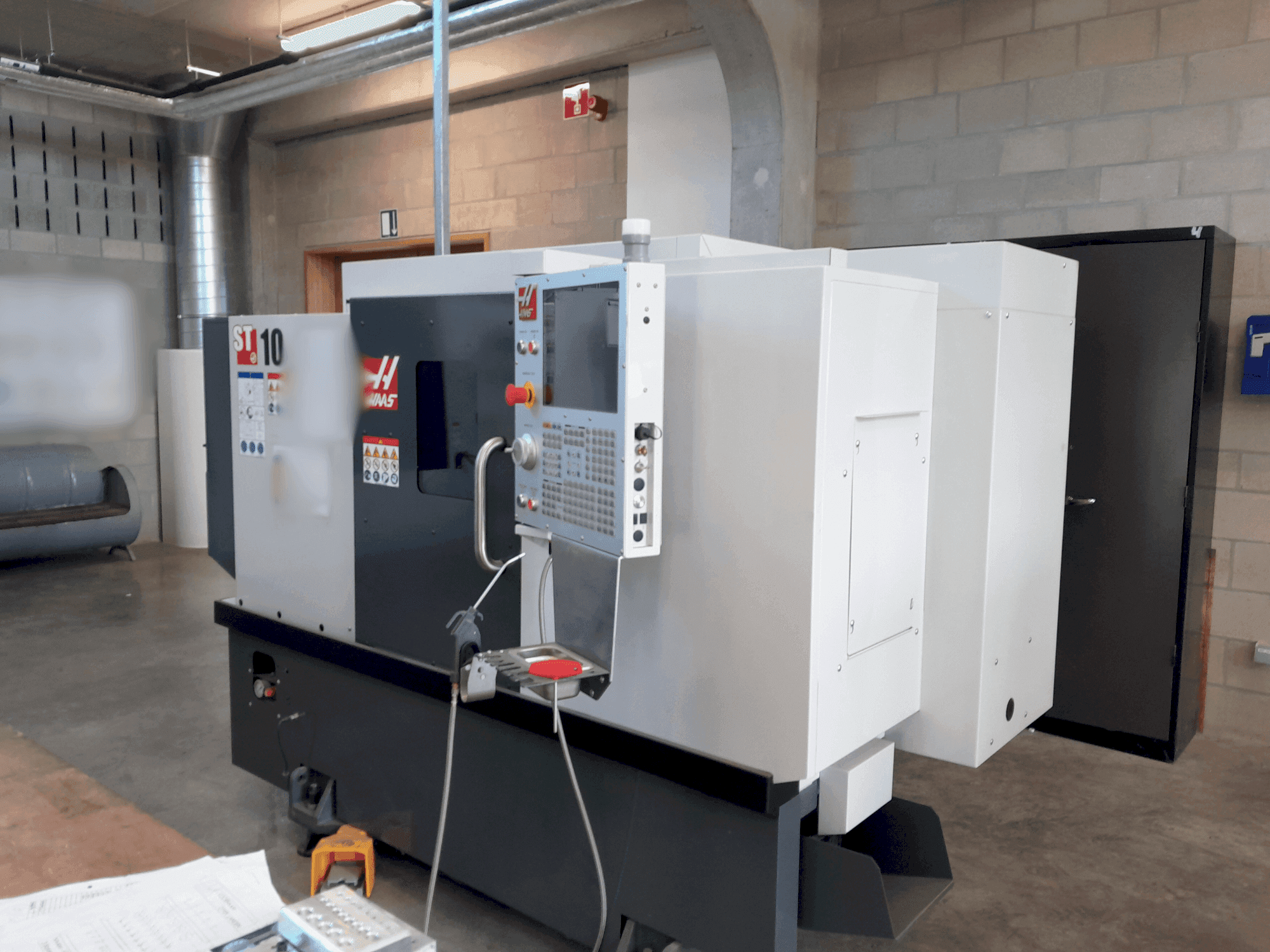 Vista frontal de la máquina HAAS ST-10