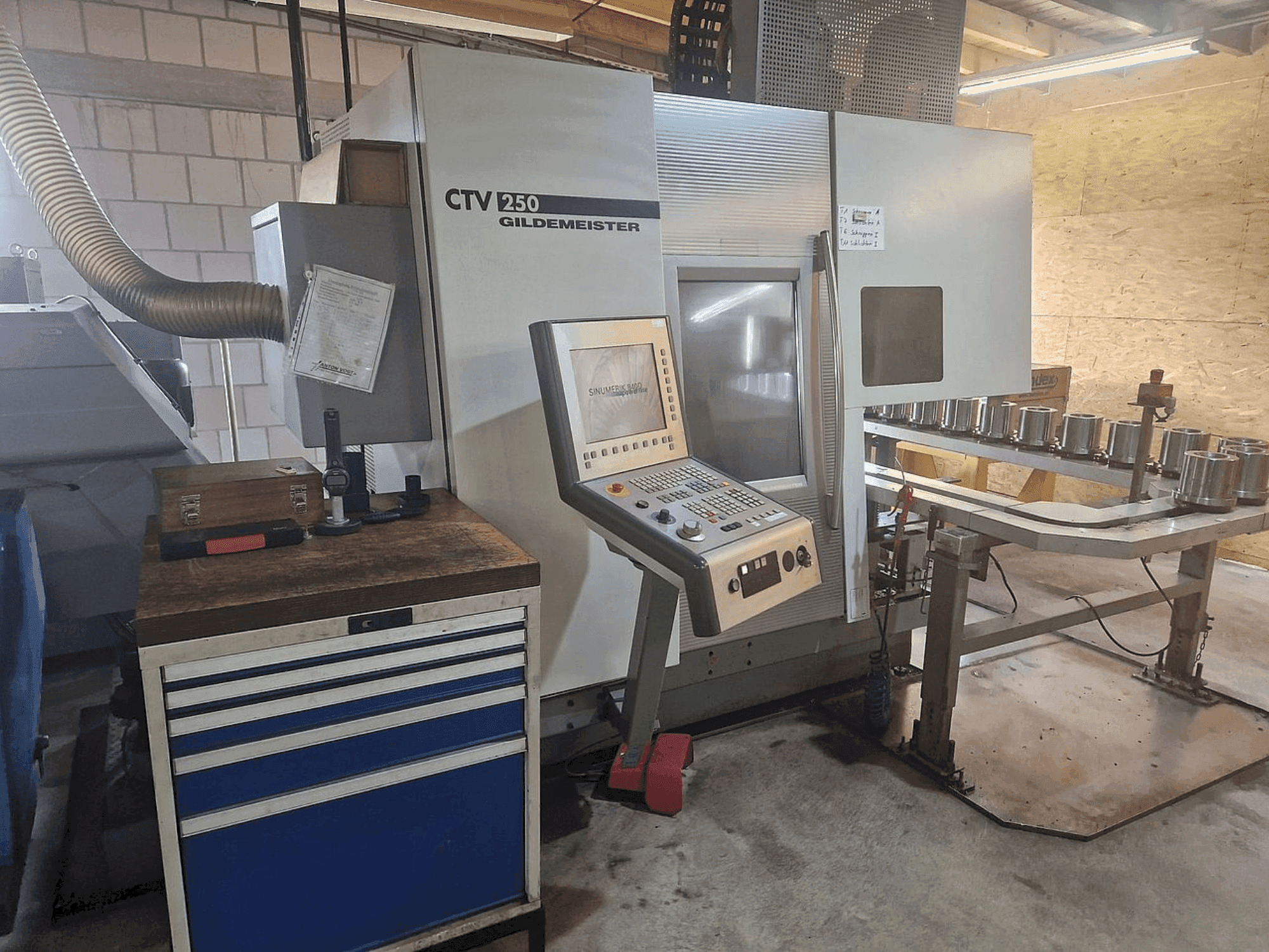 Vista frontal de la máquina DMG GILDEMEISTER CTV 250