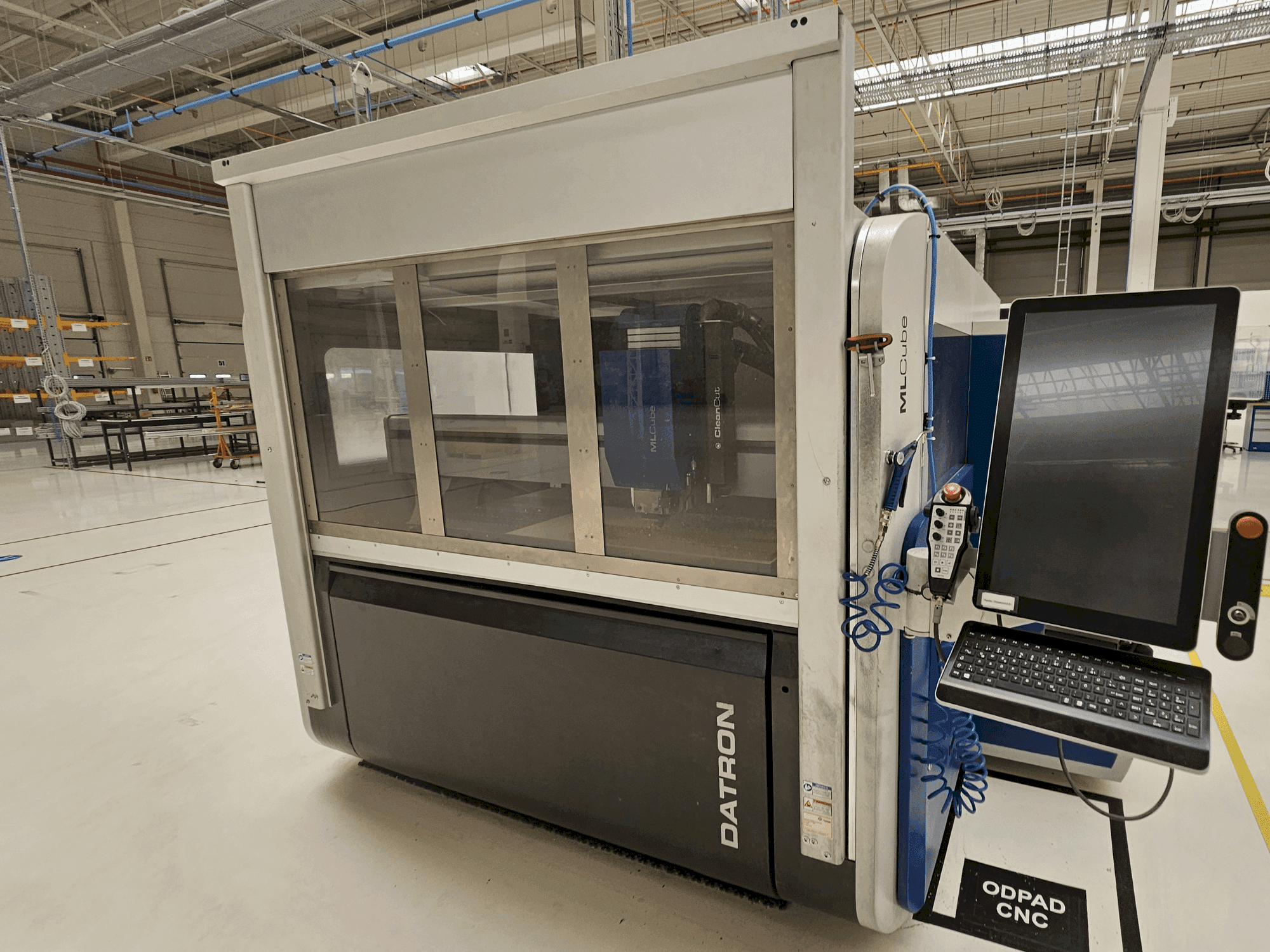 Vista frontal de la máquina Datron MLCube B LS