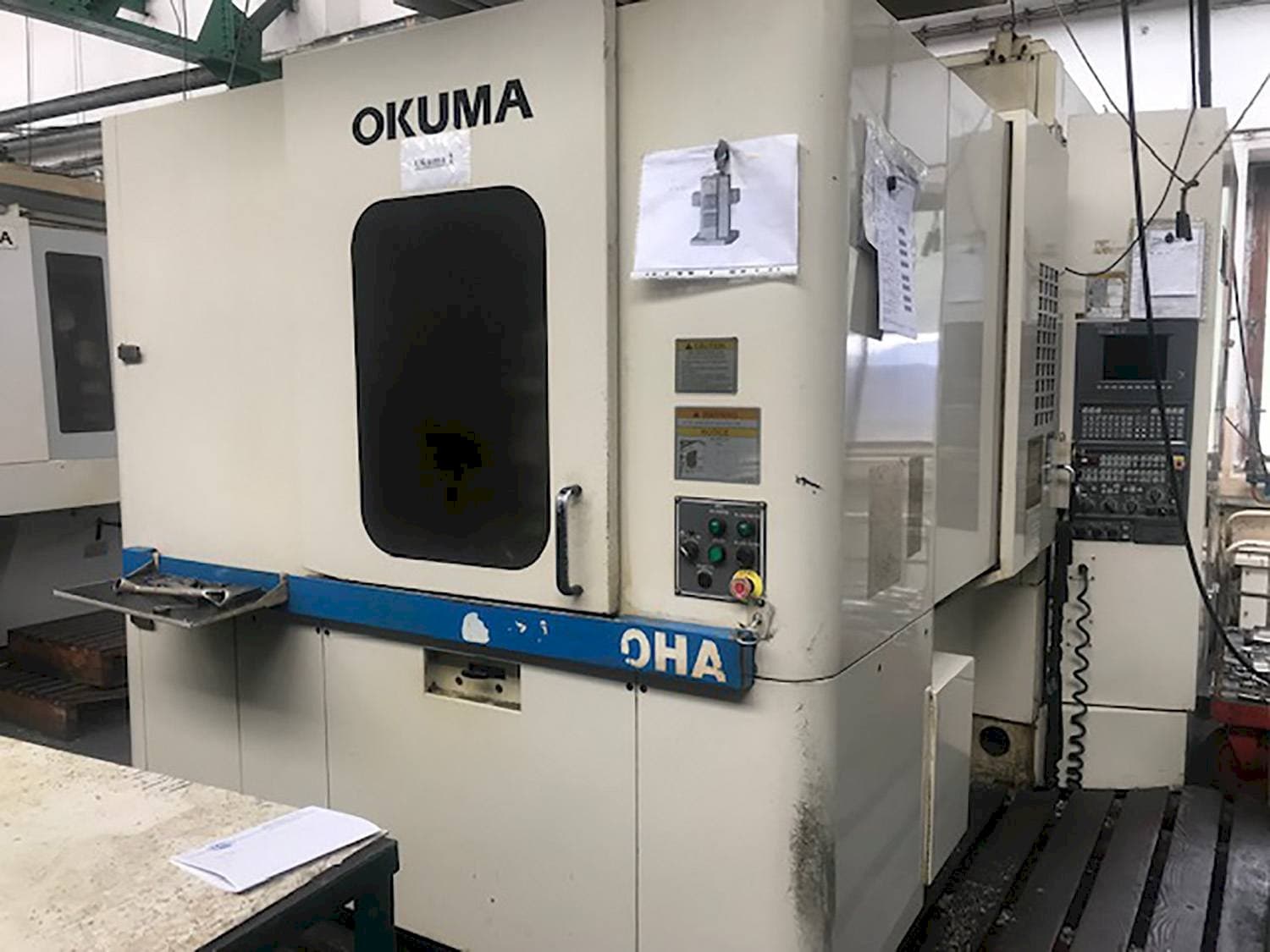 Vista frontal de la máquina Okuma MX-40HA