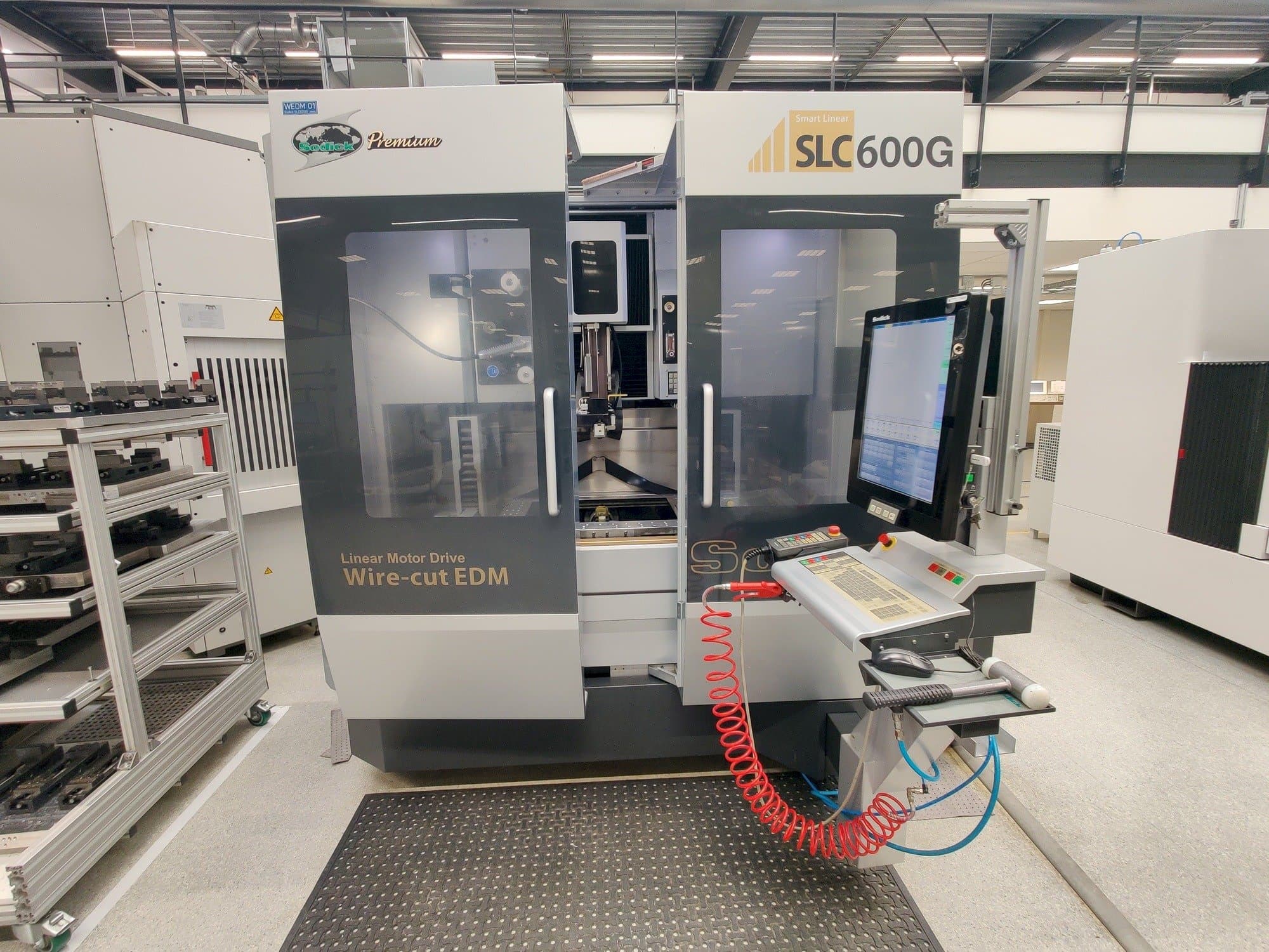 Vista frontal de la máquina Sodick SPW600