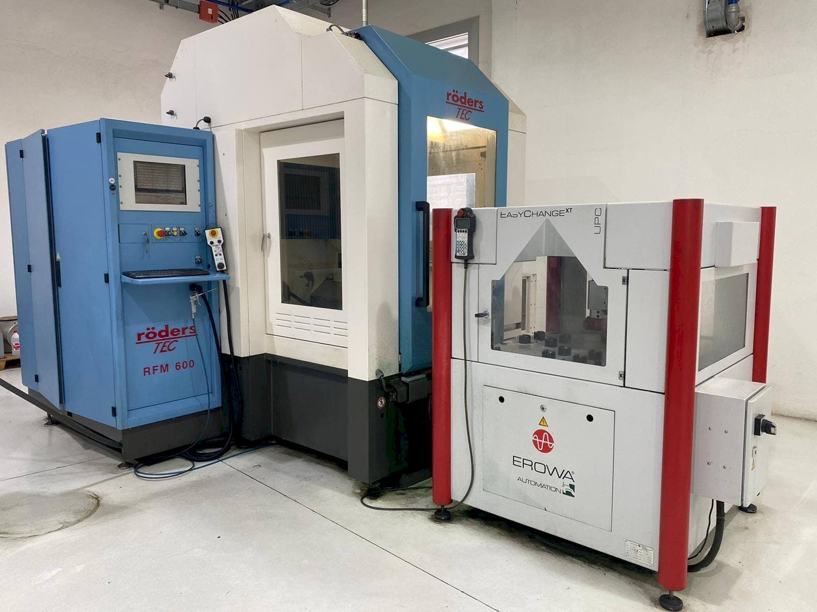 Vista frontal de la máquina Roders RFM 600