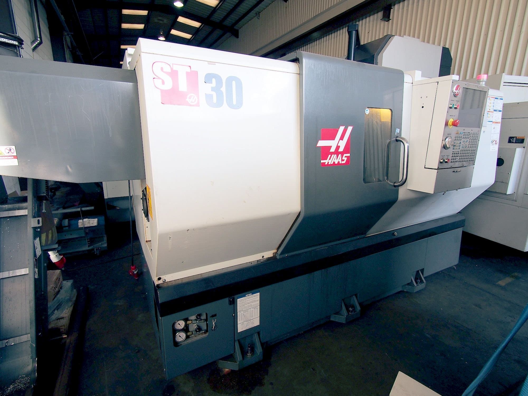 Vista frontal de la máquina HAAS ST-30