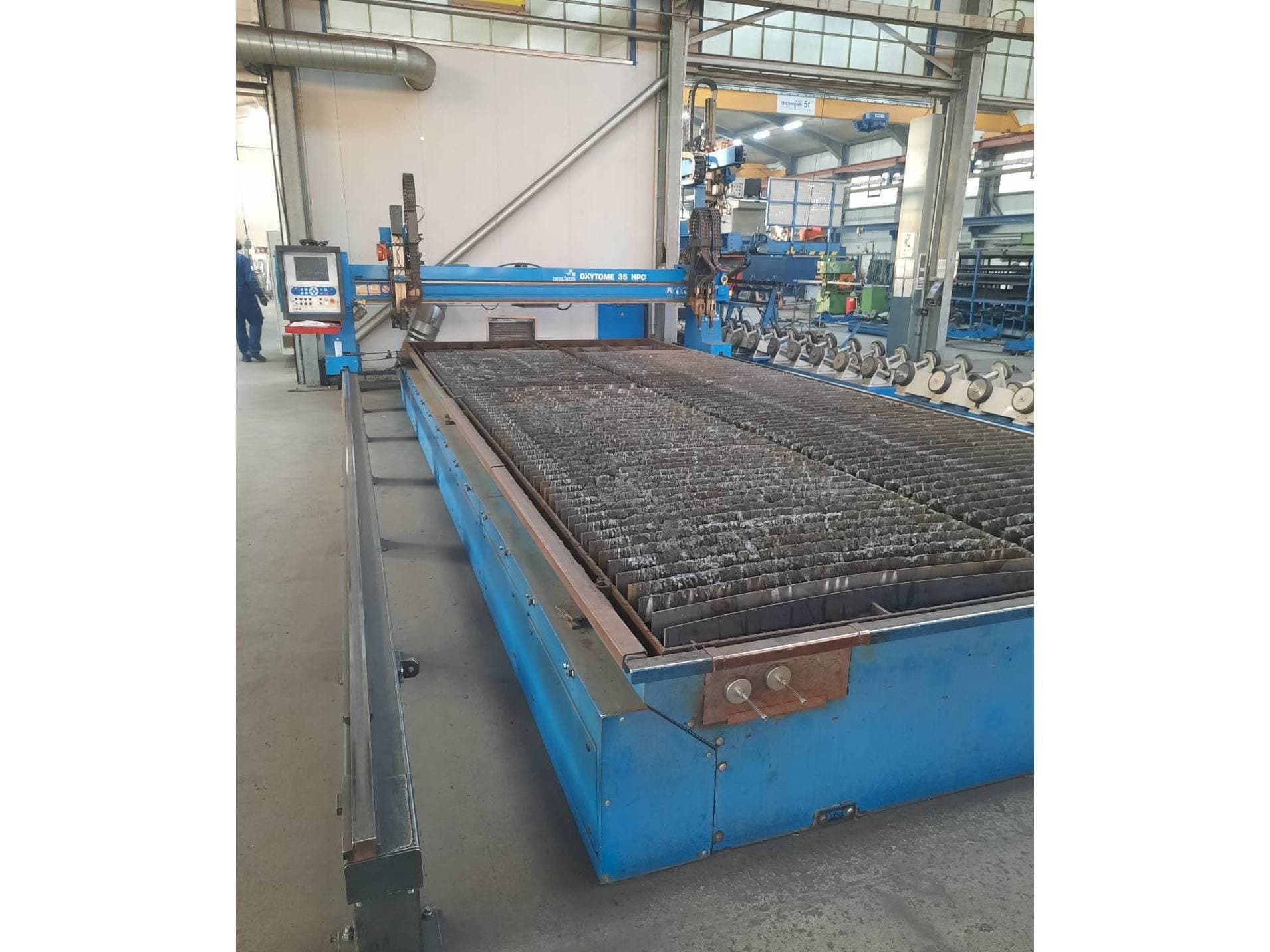 Vista frontal de la máquina Oerlikon Oxytome 35 HPC