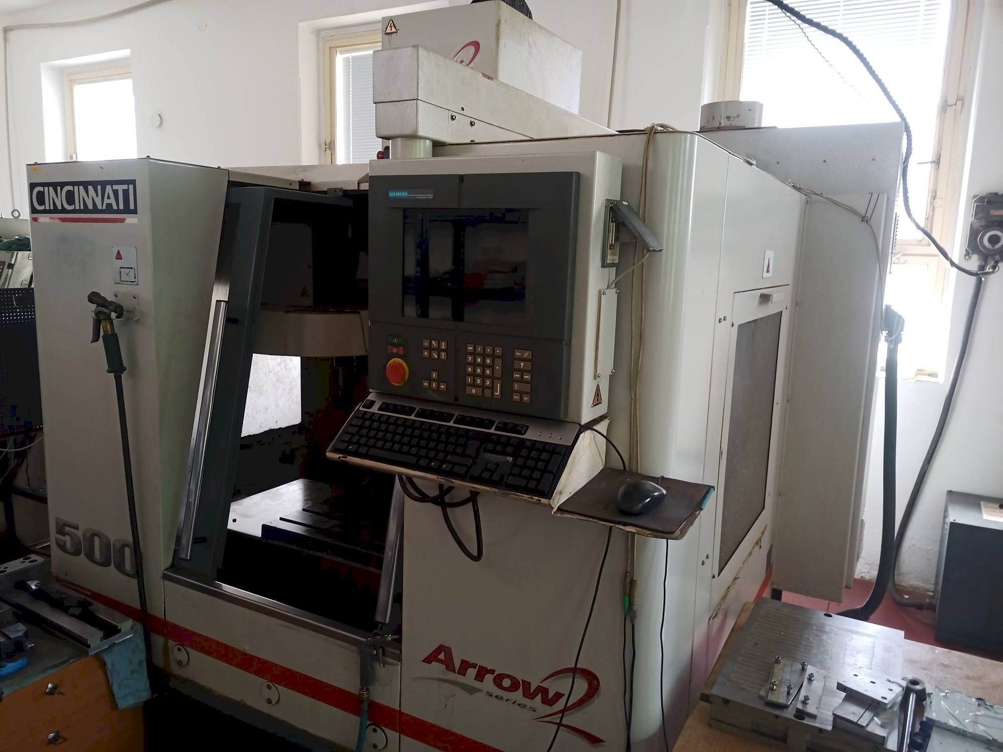 Vista frontal de la máquina Cincinnati Arrow 2