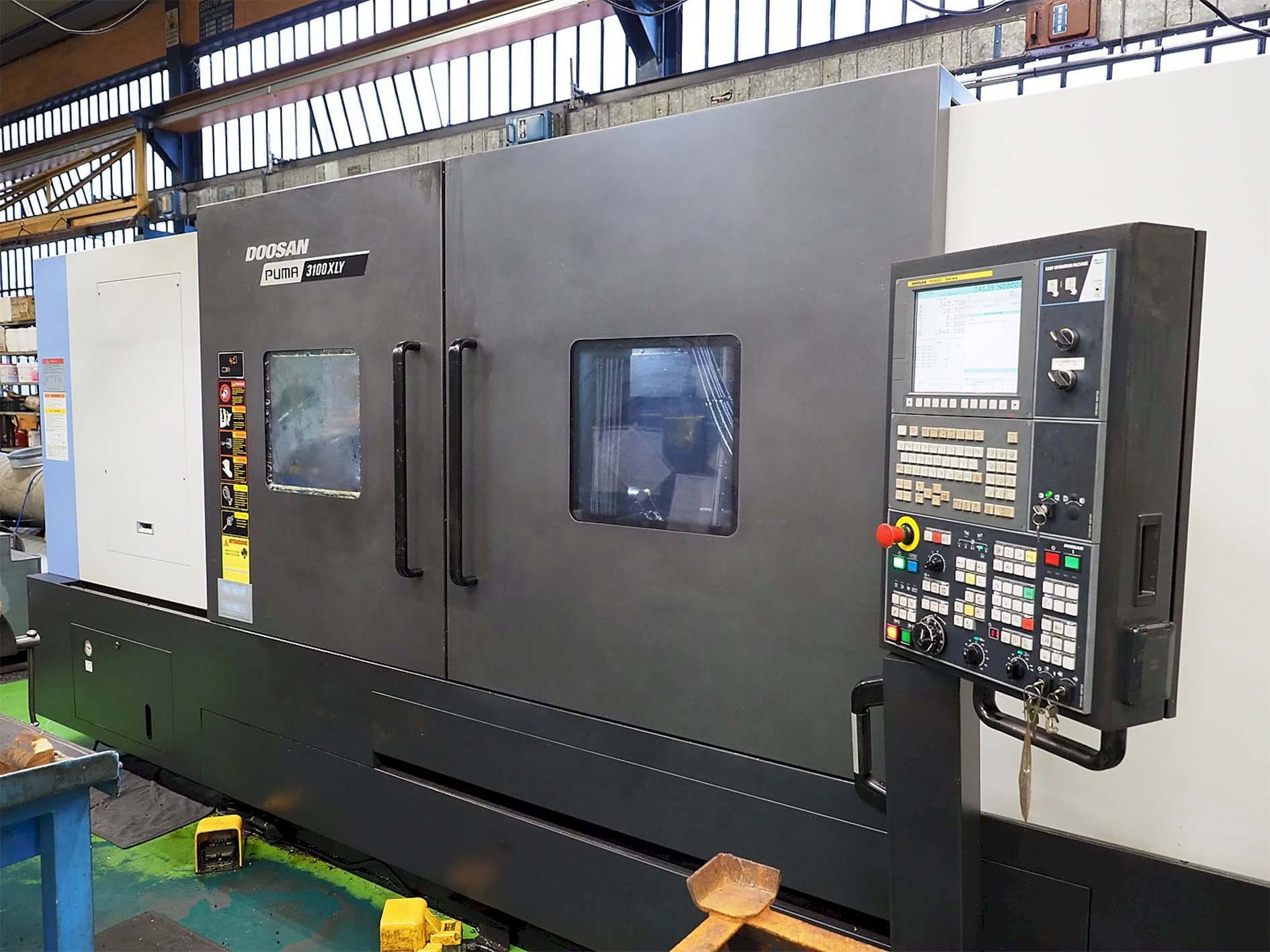 Vista frontal de la máquina Doosan Puma 3100XLY