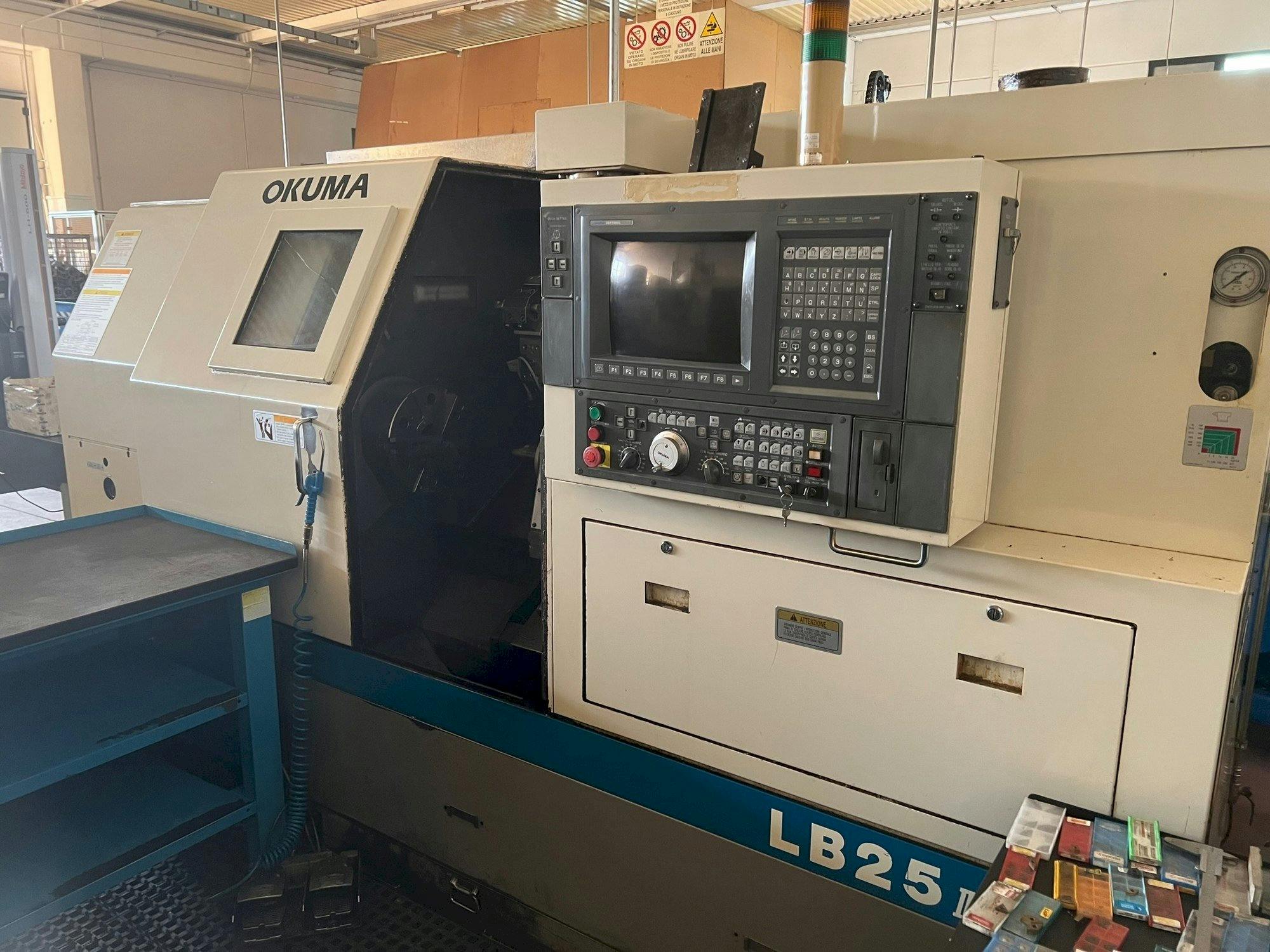 Vista frontal de la máquina Okuma LB 25 II