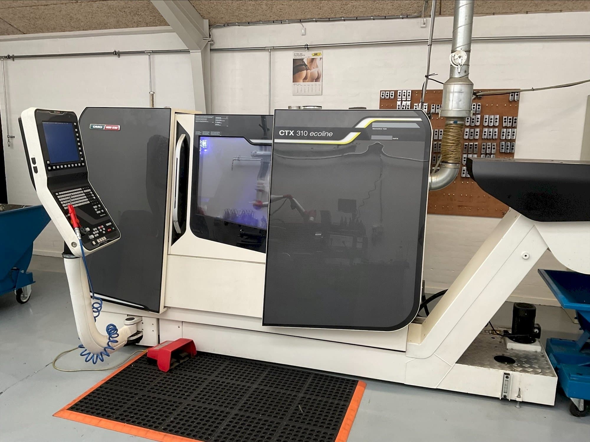 Vista frontal de la máquina DMG MORI CTX 310 ecoline