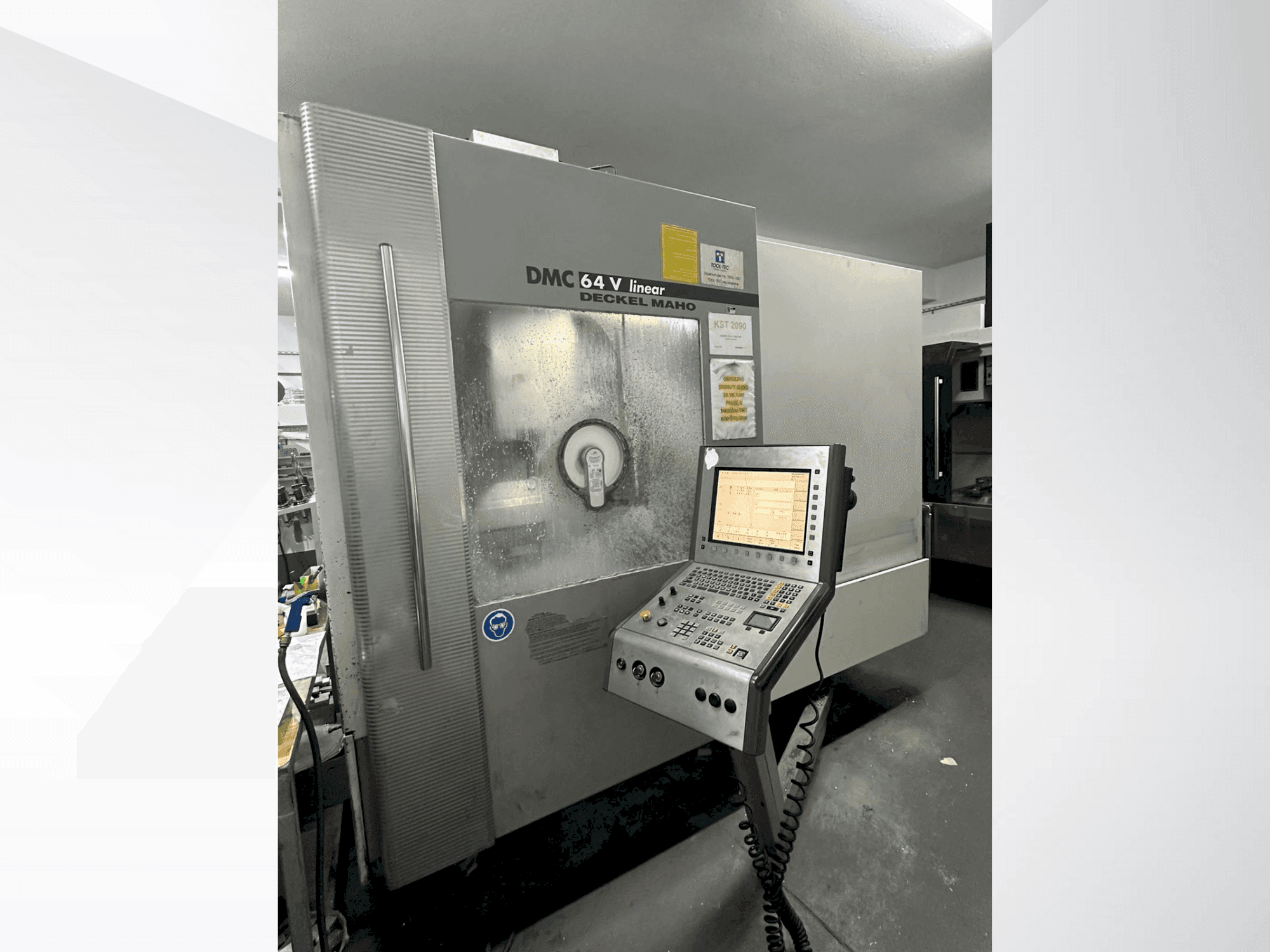 Vista frontal de la máquina DECKEL MAHO 64 V Linear