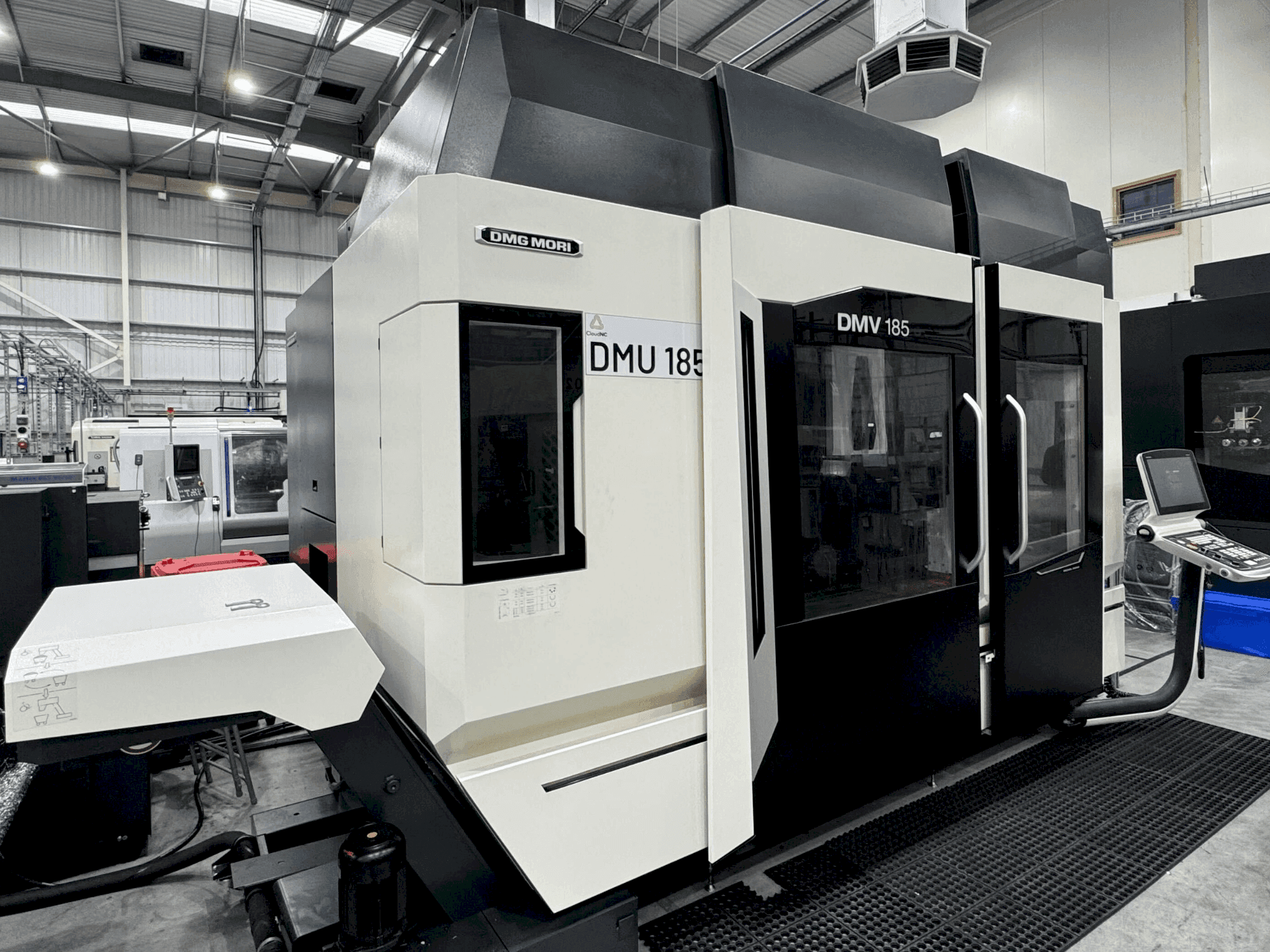 Vista frontal de la máquina DMG MORI DMV 185