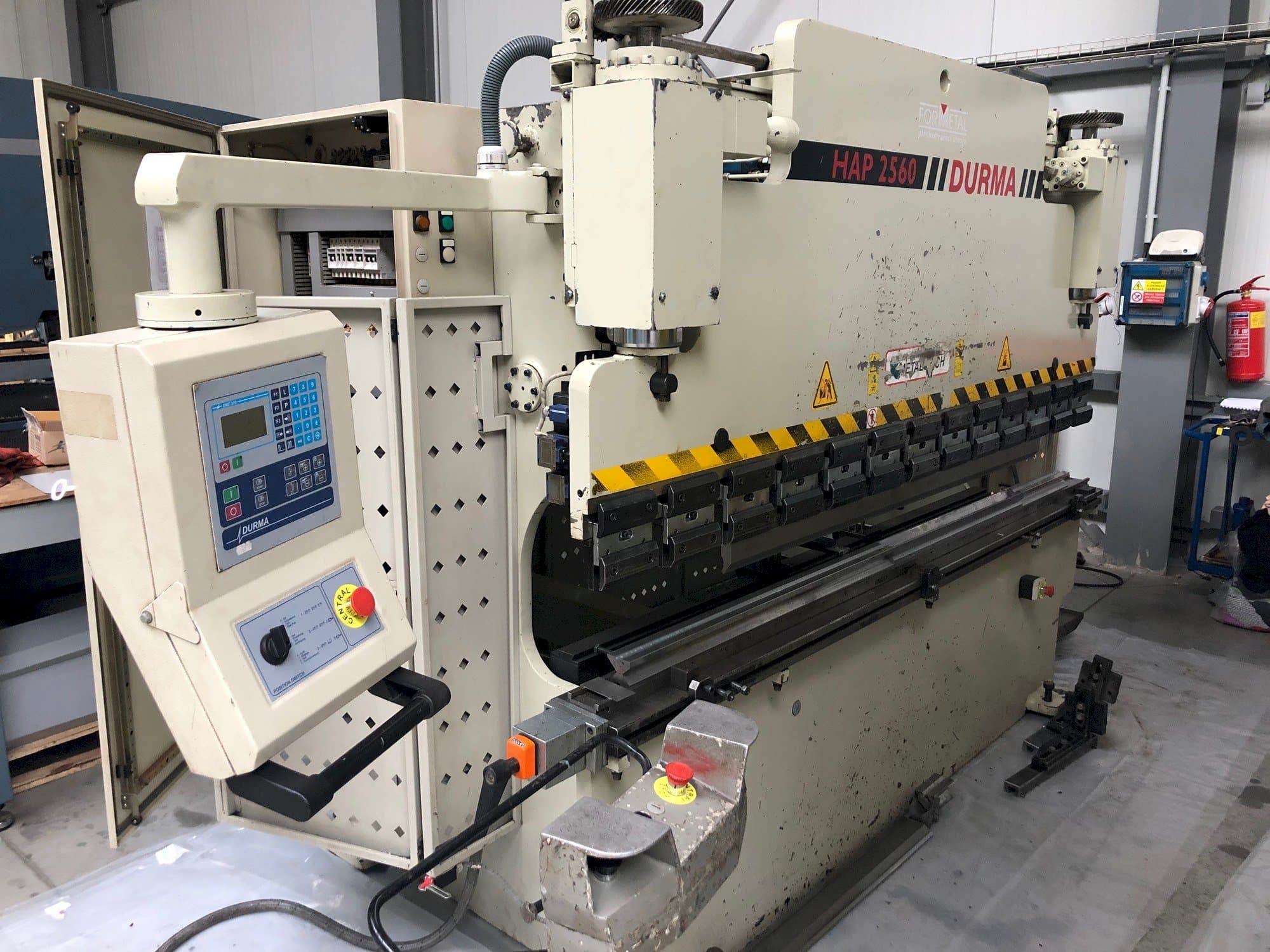 Vista frontal de la máquina Durma HAP 2560