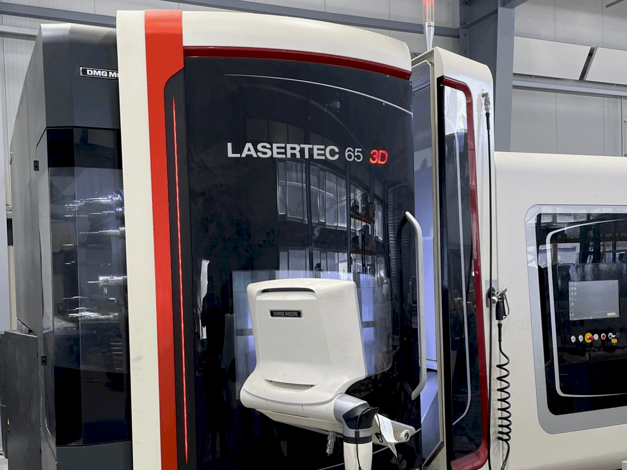 Vista frontal de la máquina DMG MORI LASERTEC 65 3D Hybrid