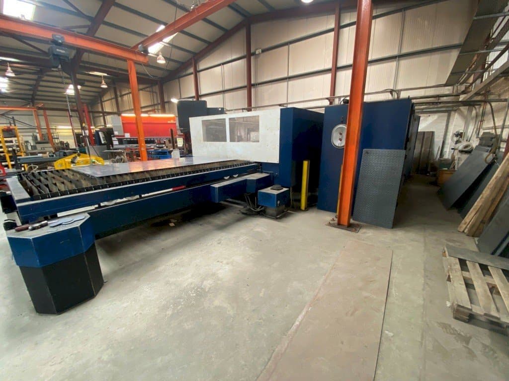 Vista frontal de la máquina Trumpf TRUMATIC L3030