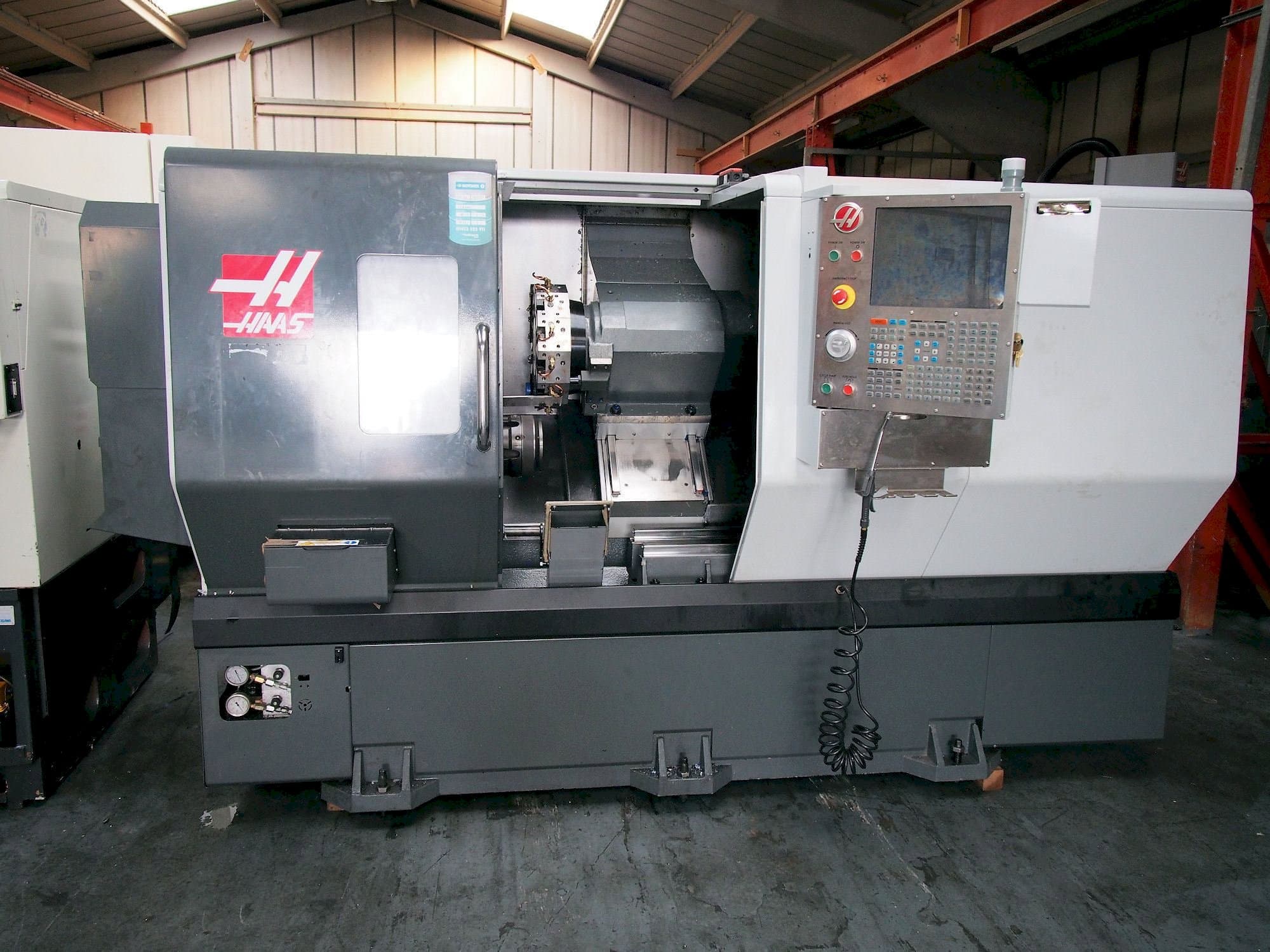 Vista frontal de la máquina HAAS ST-30