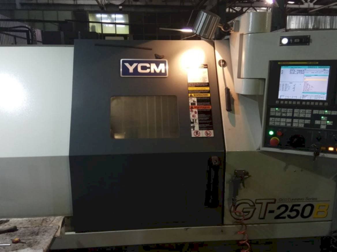 Vista frontal de la máquina YCM GT250B