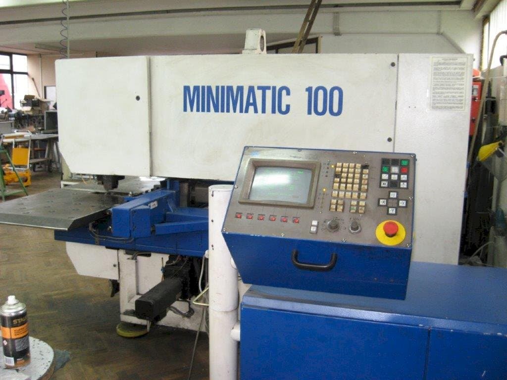 Vista frontal de la máquina Trumpf Minimatic 100