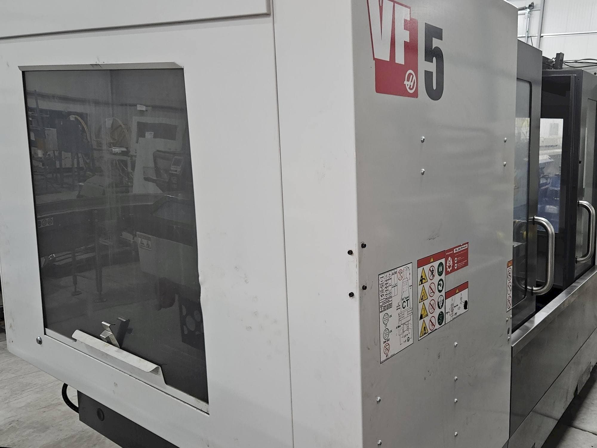 Vista frontal de la máquina HAAS VF-5/40