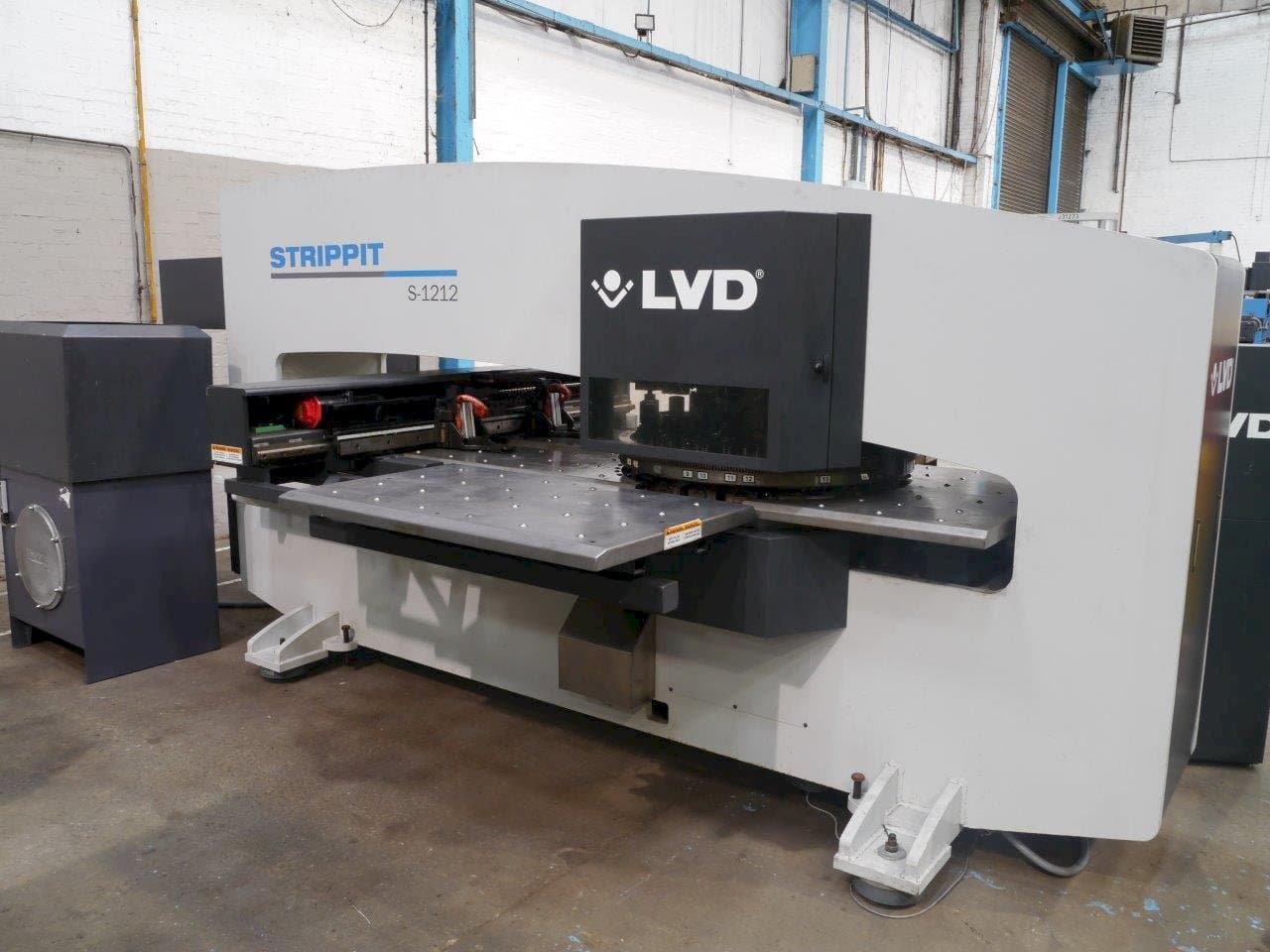 Vista frontal de la máquina LVD STRIPPIT S 1212